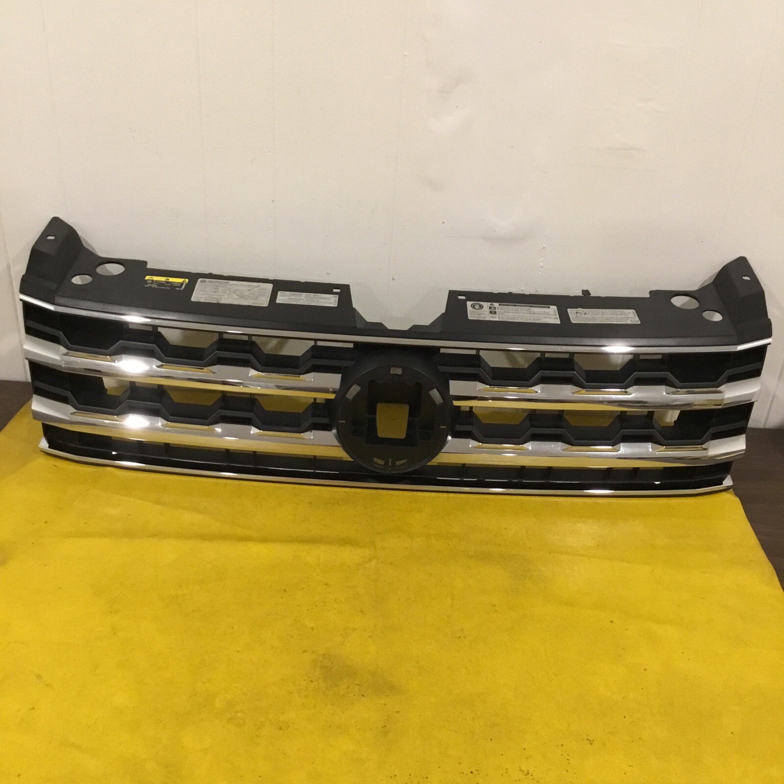 2018 2019 2020 Volkswagen VW Atlas Front Upper Grille 3CN853651 OEM