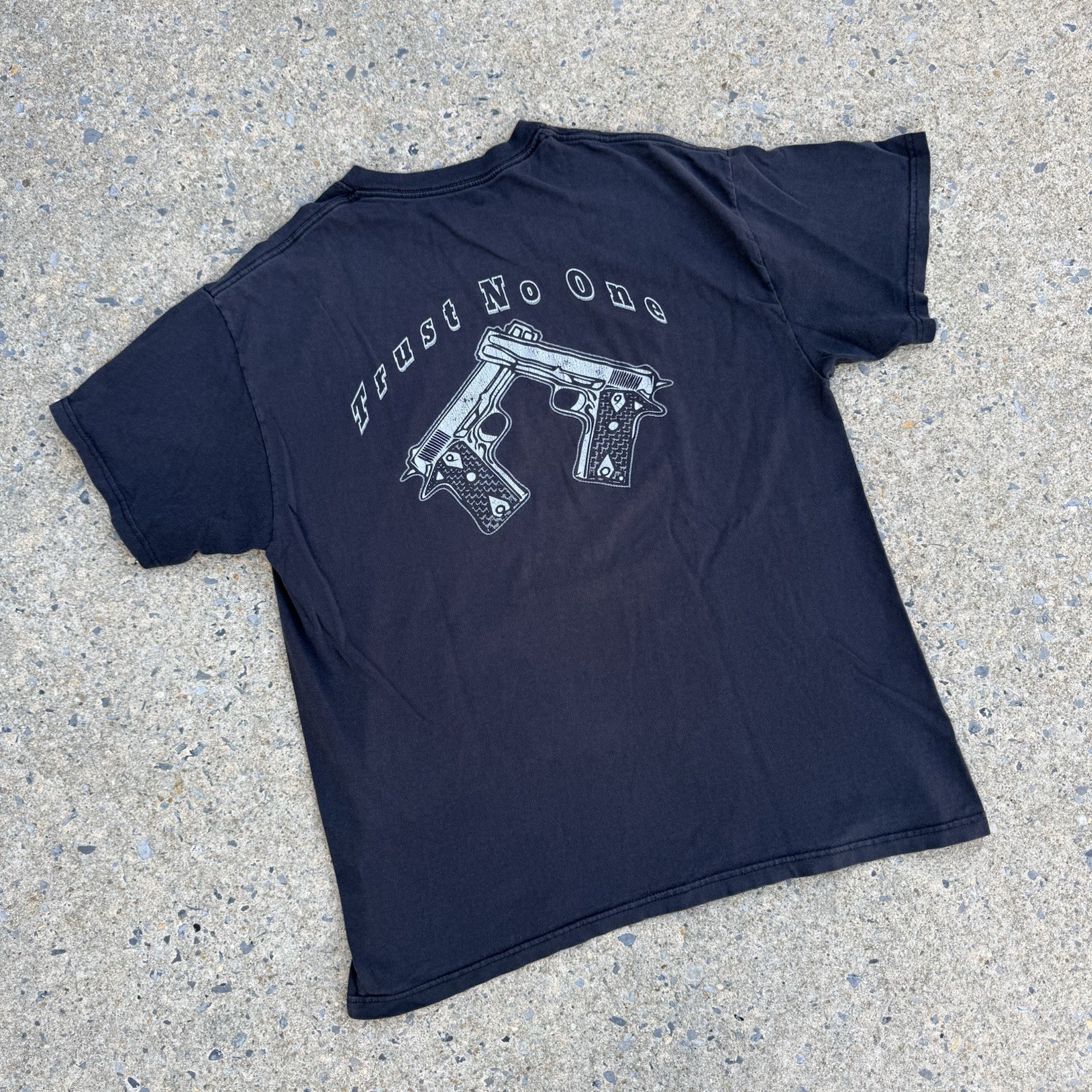 Vintage “trust No One” Double Guns Tee Vintage “trust No One” Double Guns Tee