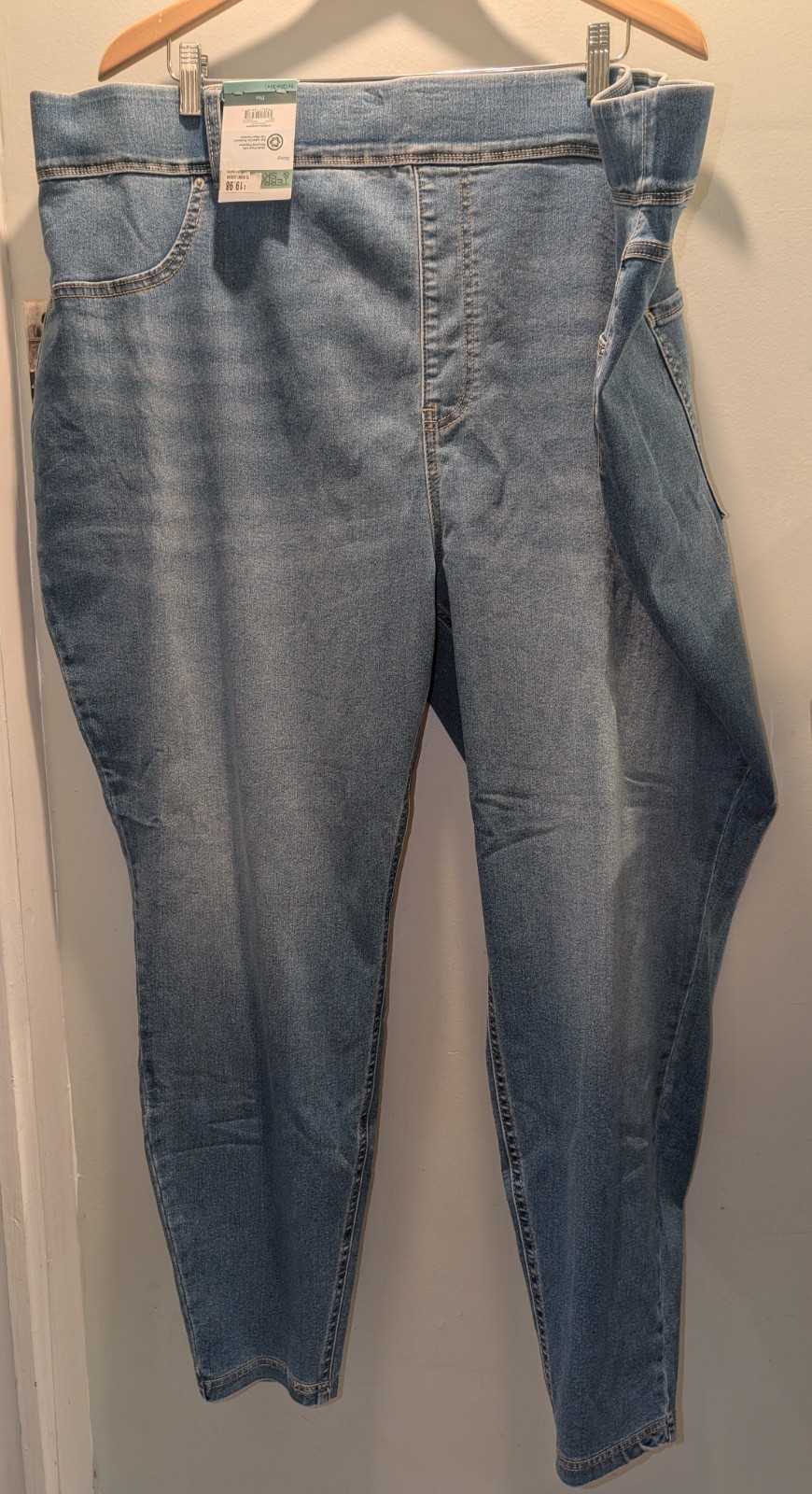 Terra and Sky Plus Size Med Wash High Rise Skinny Jegging Pull On 4X NWT Terra and Sky Plus Size Med Wash High Rise Skinny Jegging Pull On 4X NWT