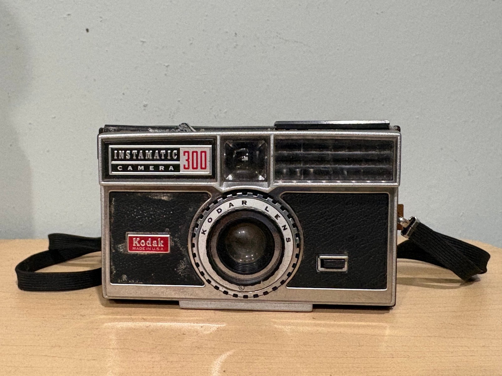 Vintage Kodak Instamatic 300 Camera 126 Film Made in USA w/ Strap Untested