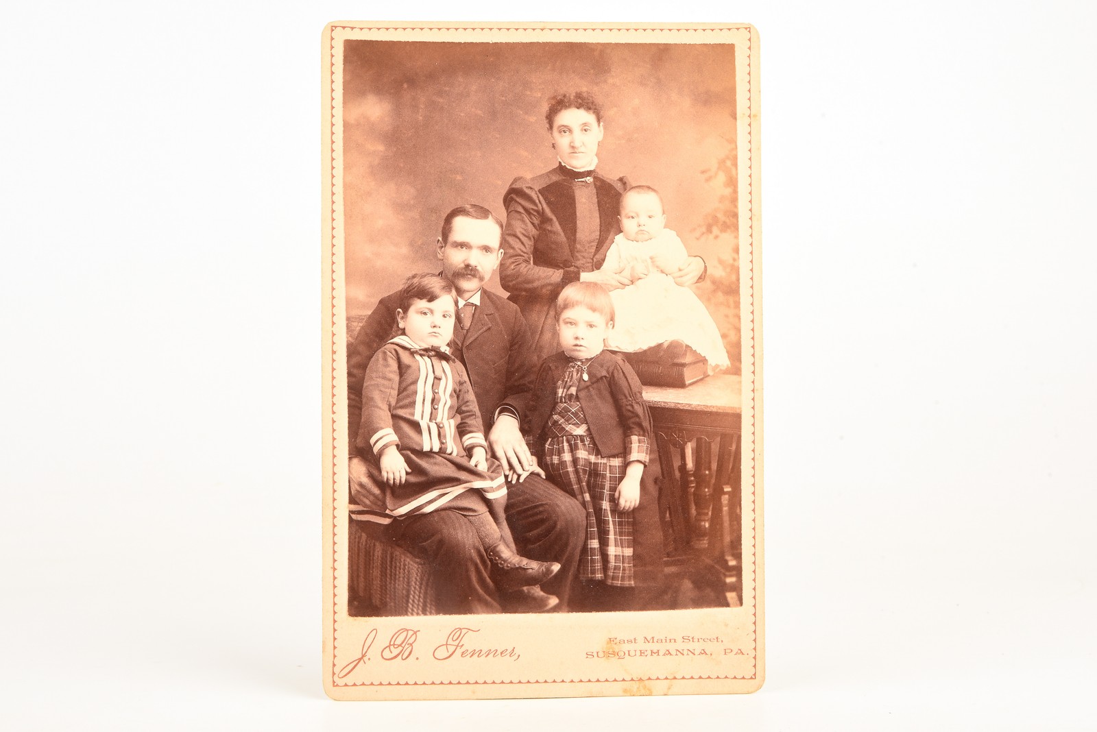1880s Cabinet Card 4¼x6½\'\' Albumen Photo - Victorian Family Studio Portrait V25