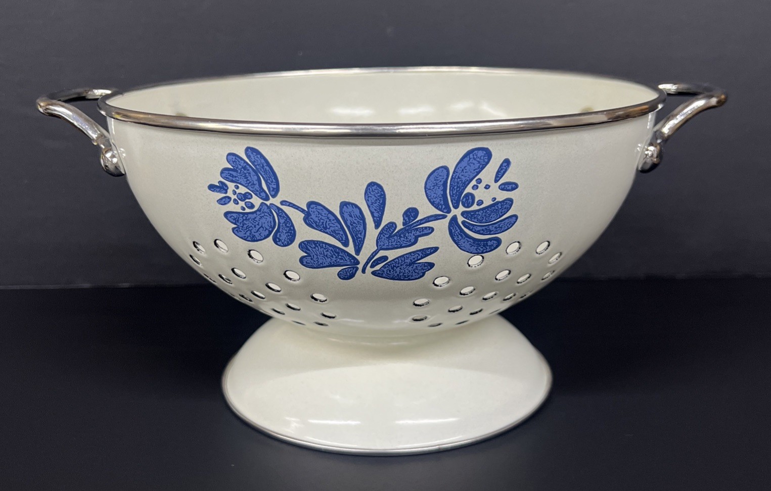 Vintage Pfaltzgraff Yorktowne Colander Enamelware Cream & Blue Handles 8 Vintage Pfaltzgraff Yorktowne Colander Enamelware Cream & Blue Handles 8