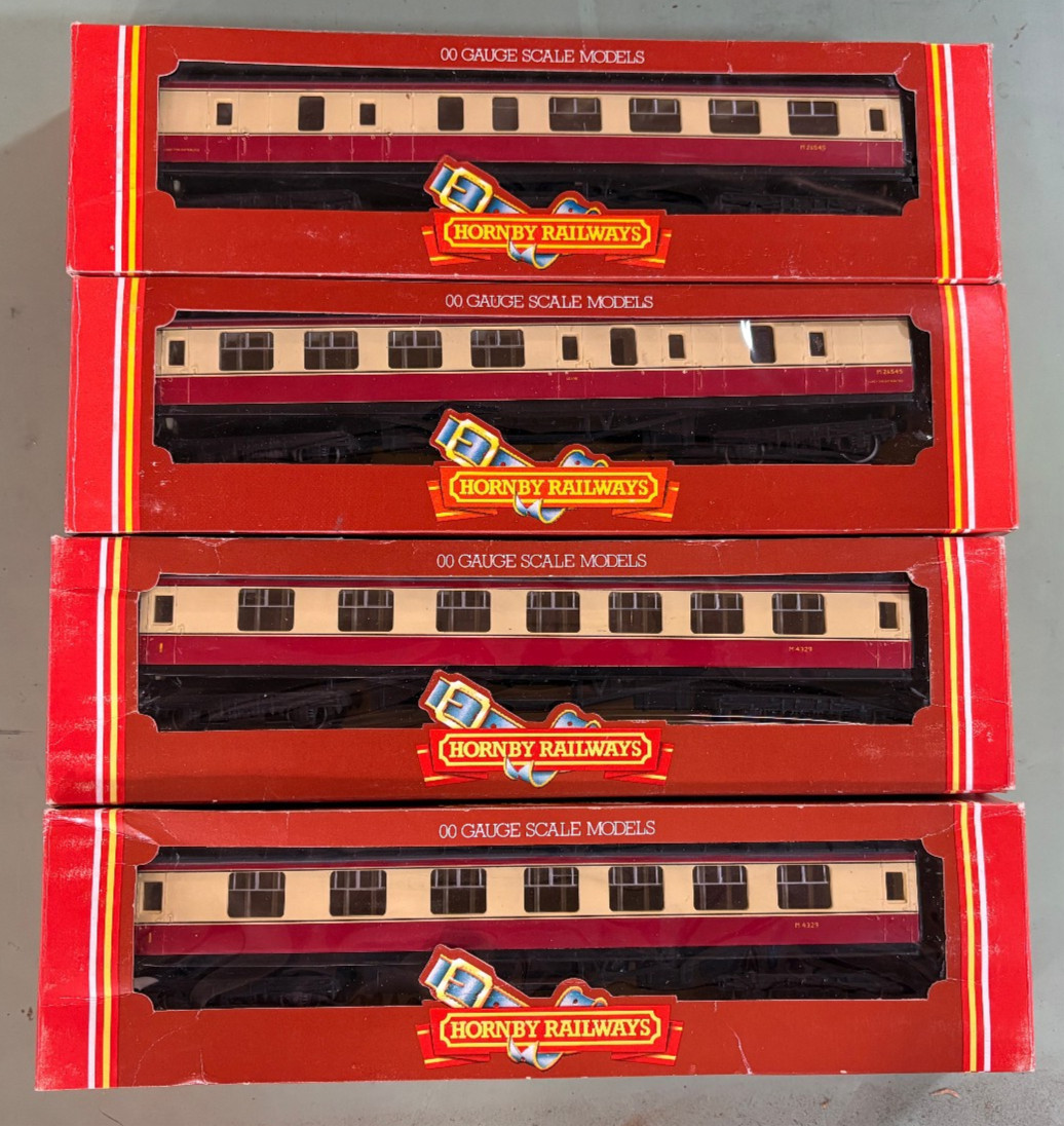 Hornby OO/HO British Rail Coaches, 2 each R.421, 2 each R.424 Crimson and Cream