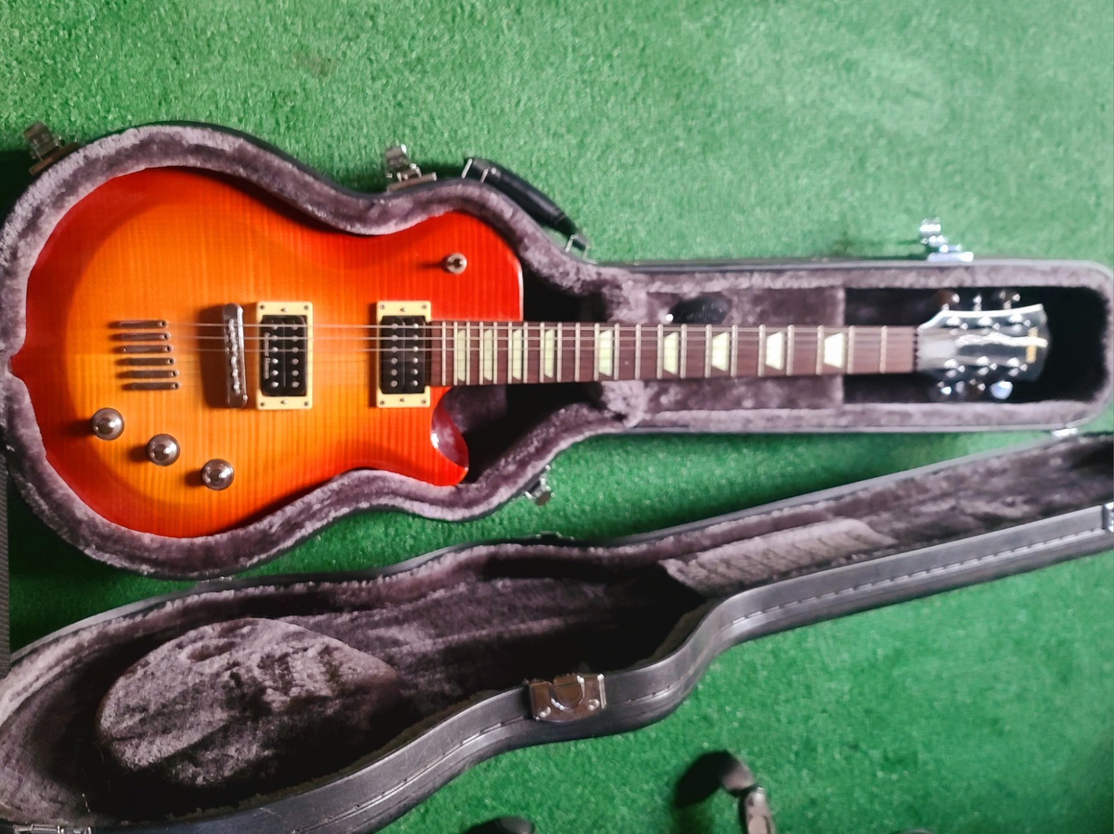 Sought-after  AES620 YAHAMA  22 fret Guitar w/hardcase. # QKZ0250R/  2003 -2004