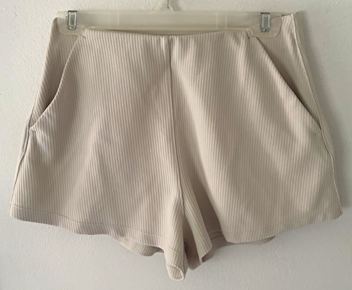 Lululemon Women’s White Ribbed Knit Pull On Athletic Shorts Pockets Stretch