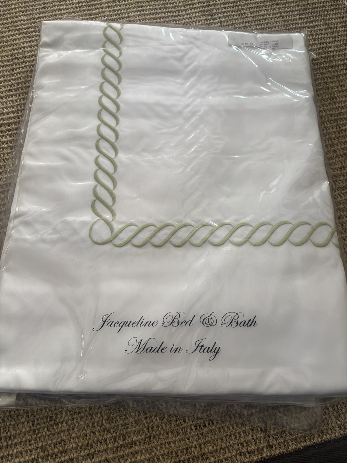 NIP Luxury Italian Sateen Bedding with Classic Chain Embroidery White/Green NIP Luxury Italian Sateen Bedding with Classic Chain Embroidery White/Green