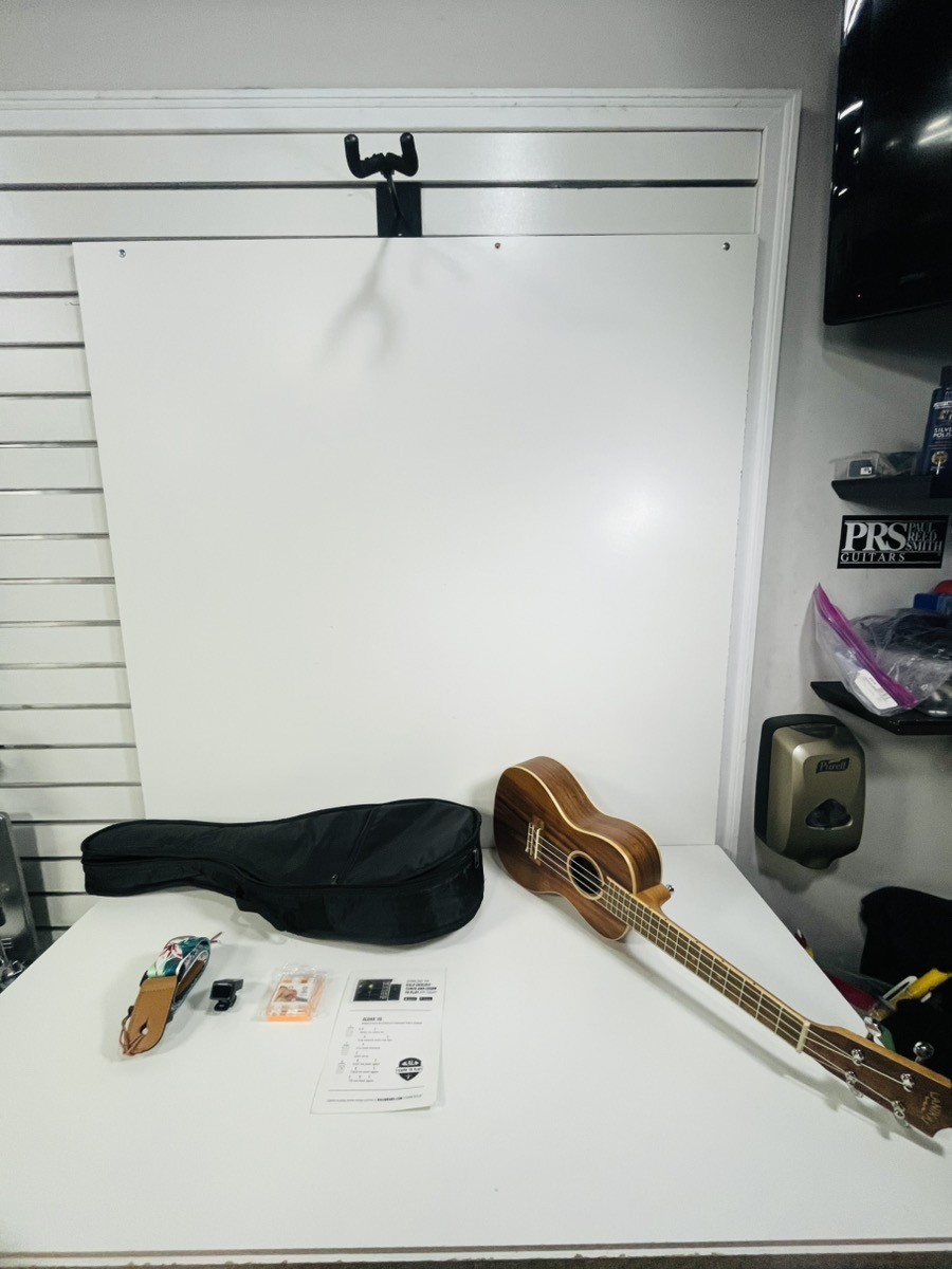 LANIKAI ACST-C CONCERT UKULELE WITH ACCESSORIES (P03073231)