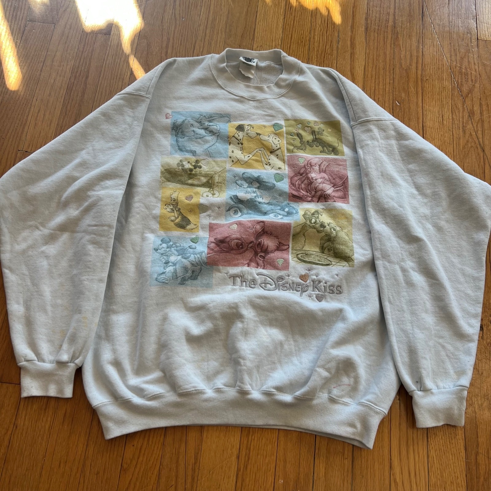 RARE Vtg 90s The Disney Kiss Sweatshirt Lady Tramp Mickey Minnie Bambi L USA