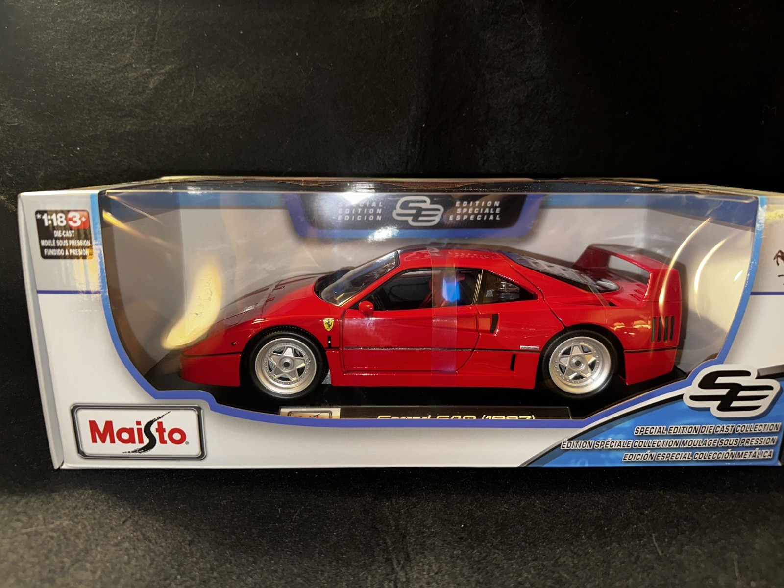 1987 Ferrari F40. Red. 1/18 Maisto Die-Cast. 1987 Ferrari F40. Red. 1/18 Maisto Die-Cast.