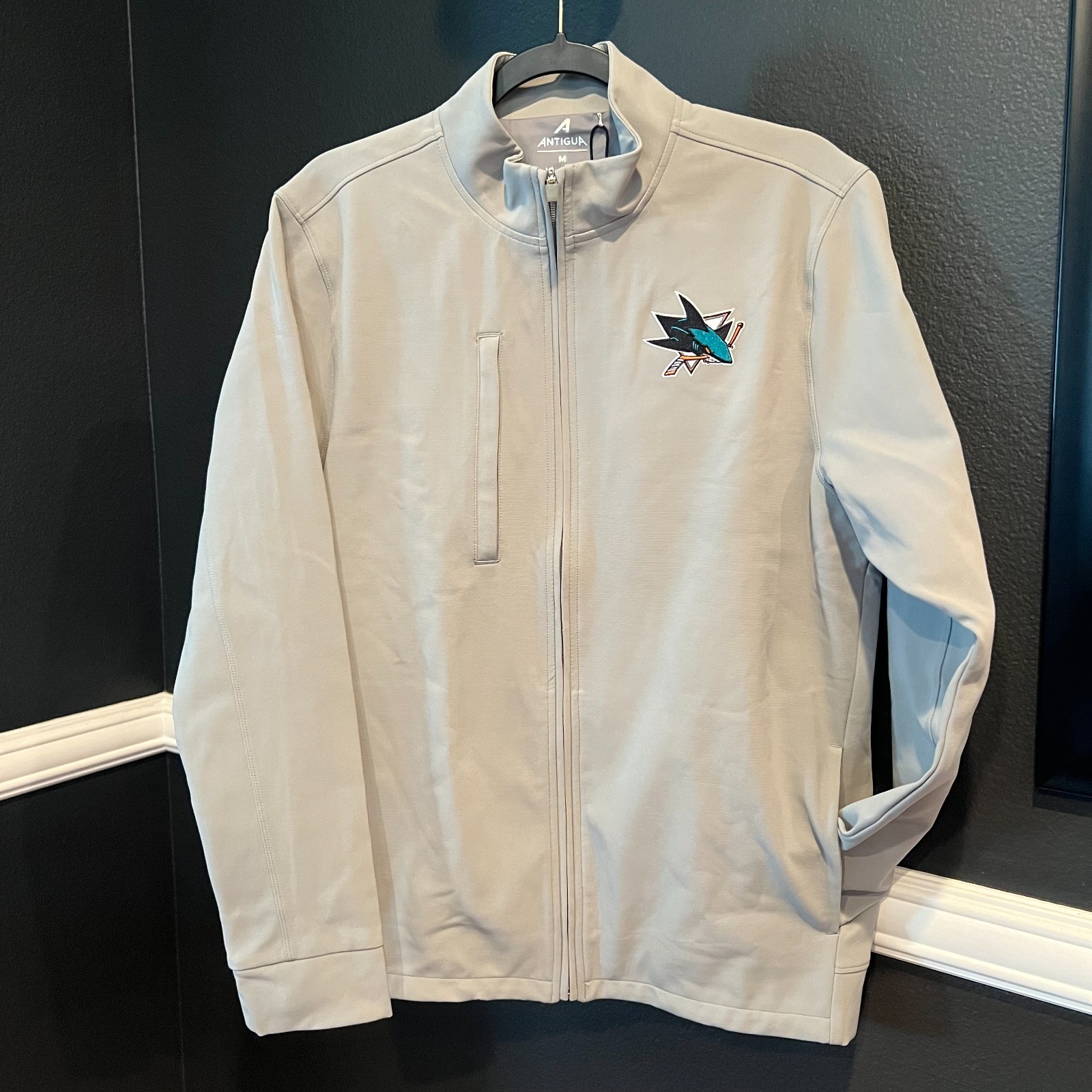 Antigua Men\'s Gray NHL Sharks Logo Full Zip Long Sleeve Mock Neck Jacket Size M Antigua Men\'s Gray NHL Sharks Logo Full Zip Long Sleeve Mock Neck Jacket Size M