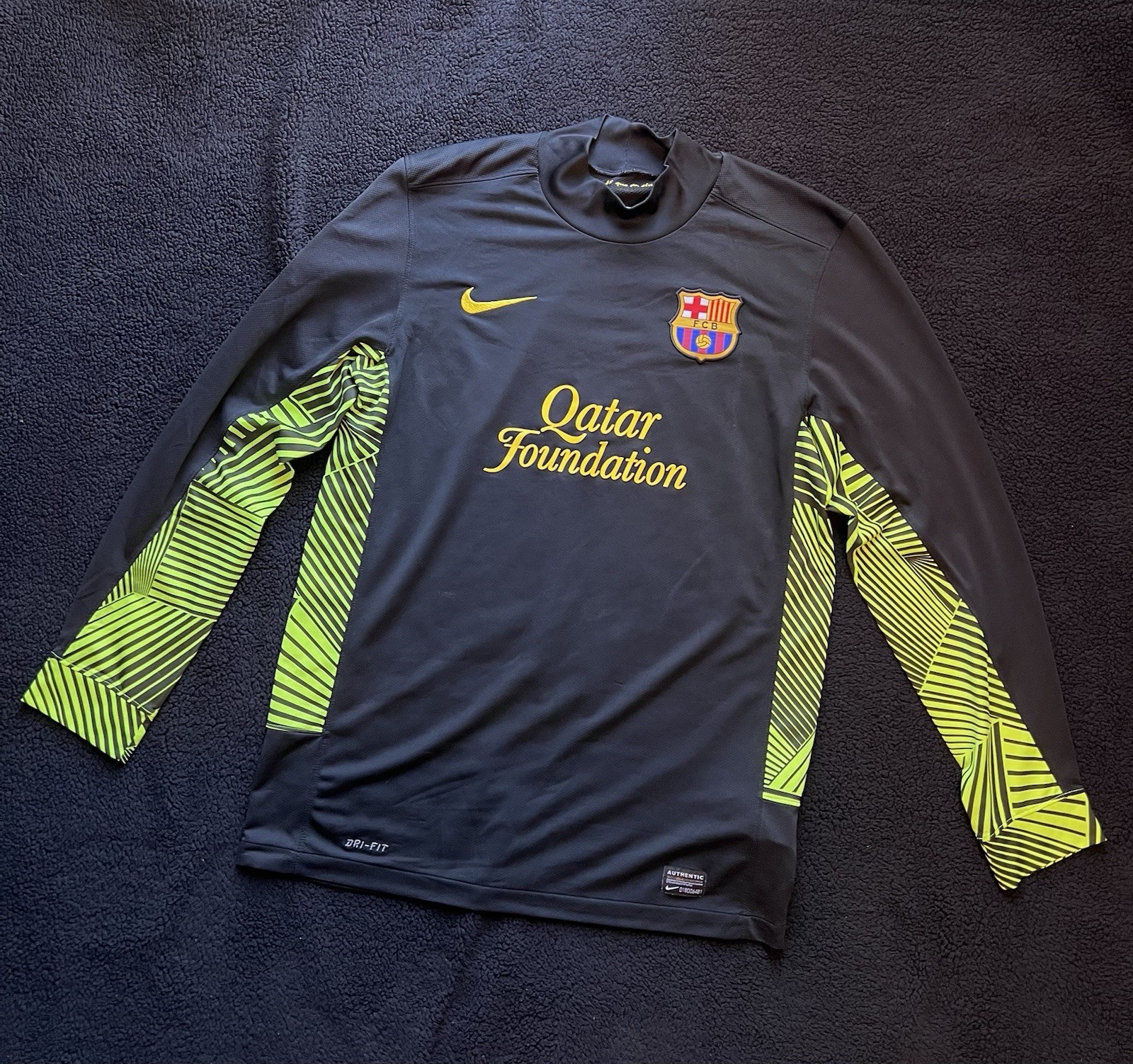 Nike FC Barcelona 2011 2012 Goalkeeper Training Jersey Black Neon Size L Nike FC Barcelona 2011 2012 Goalkeeper Training Jersey Black Neon Size L