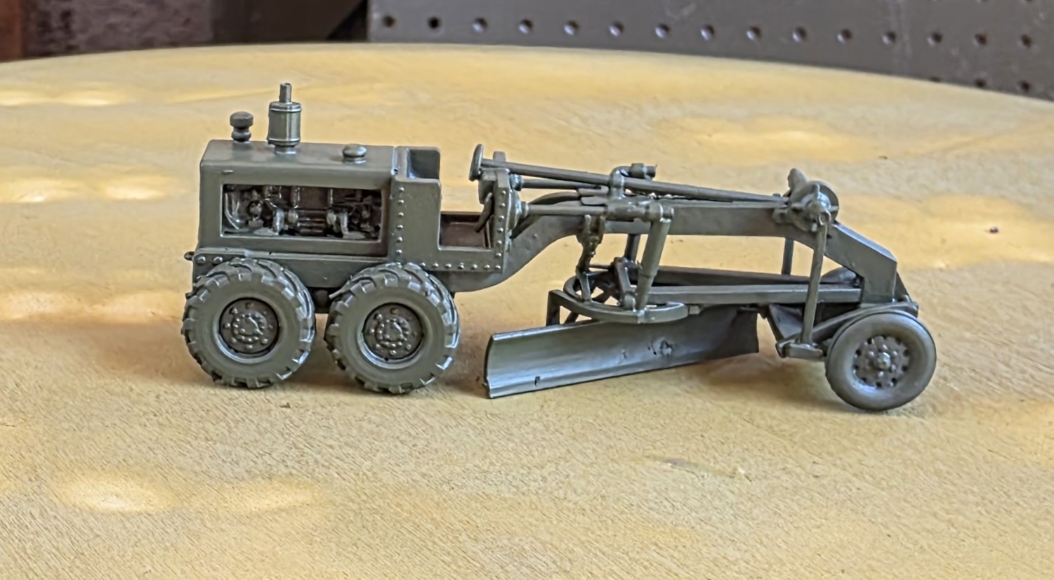 HO 1/87 Cat 12 road grader, olive drab HO 1/87 Cat 12 road grader, olive drab