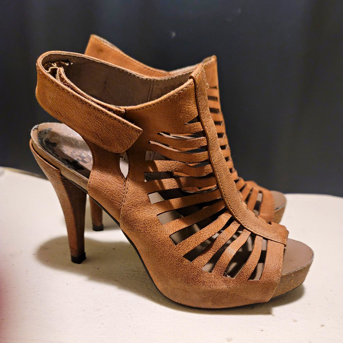 Vince Camuto Brown Leather Strappy Open Toe Stiletto Hook & Loop 6 M Vince Camuto Brown Leather Strappy Open Toe Stiletto Hook & Loop 6 M