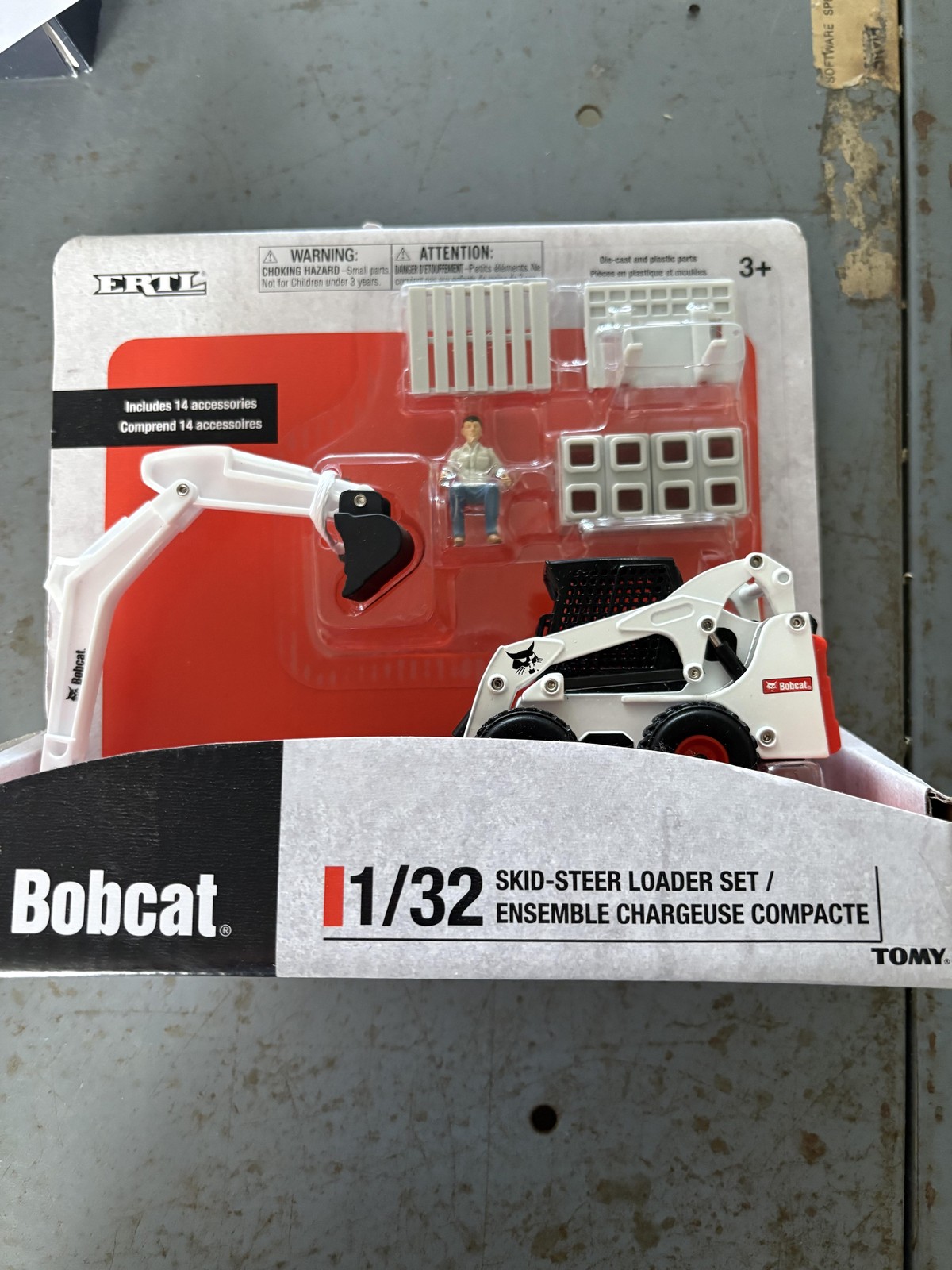 ERTL Bobcat 1:32 Skid-Steer Loader Set Toy Vehicle 14 Accessories Boxed New