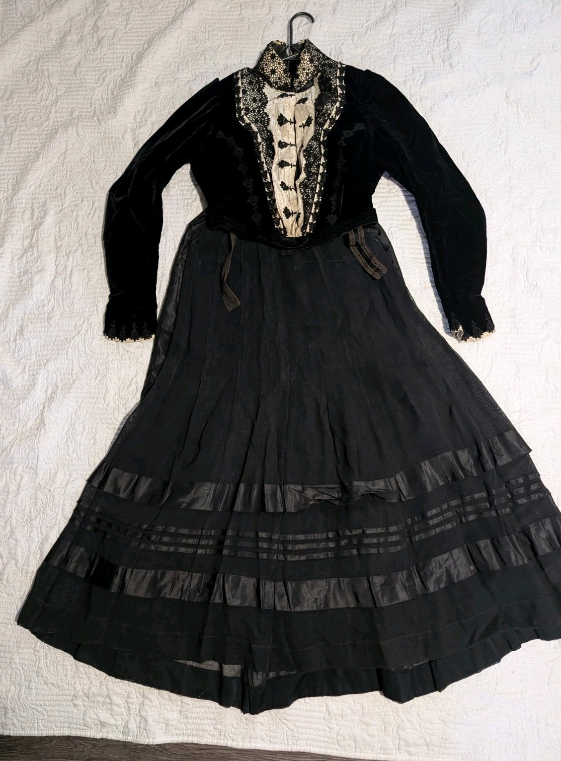 authentic antique Victorian/Edwardian mourning Dress 1870 To 1890 4 Pieces