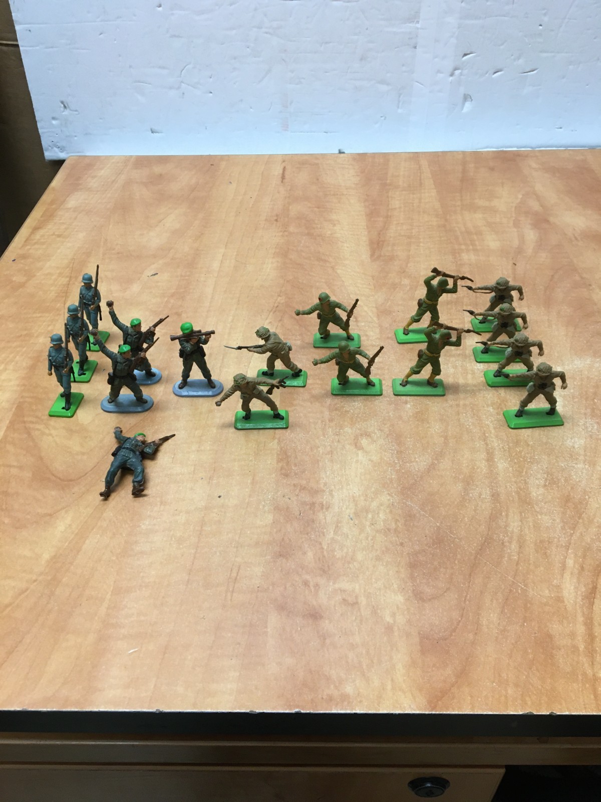 Lot of 16 Britains Ltd Deetail WW2 WWII Infantry Soldiers Metal Base ENGLAND Lot of 16 Britains Ltd Deetail WW2 WWII Infantry Soldiers Metal Base ENGLAND
