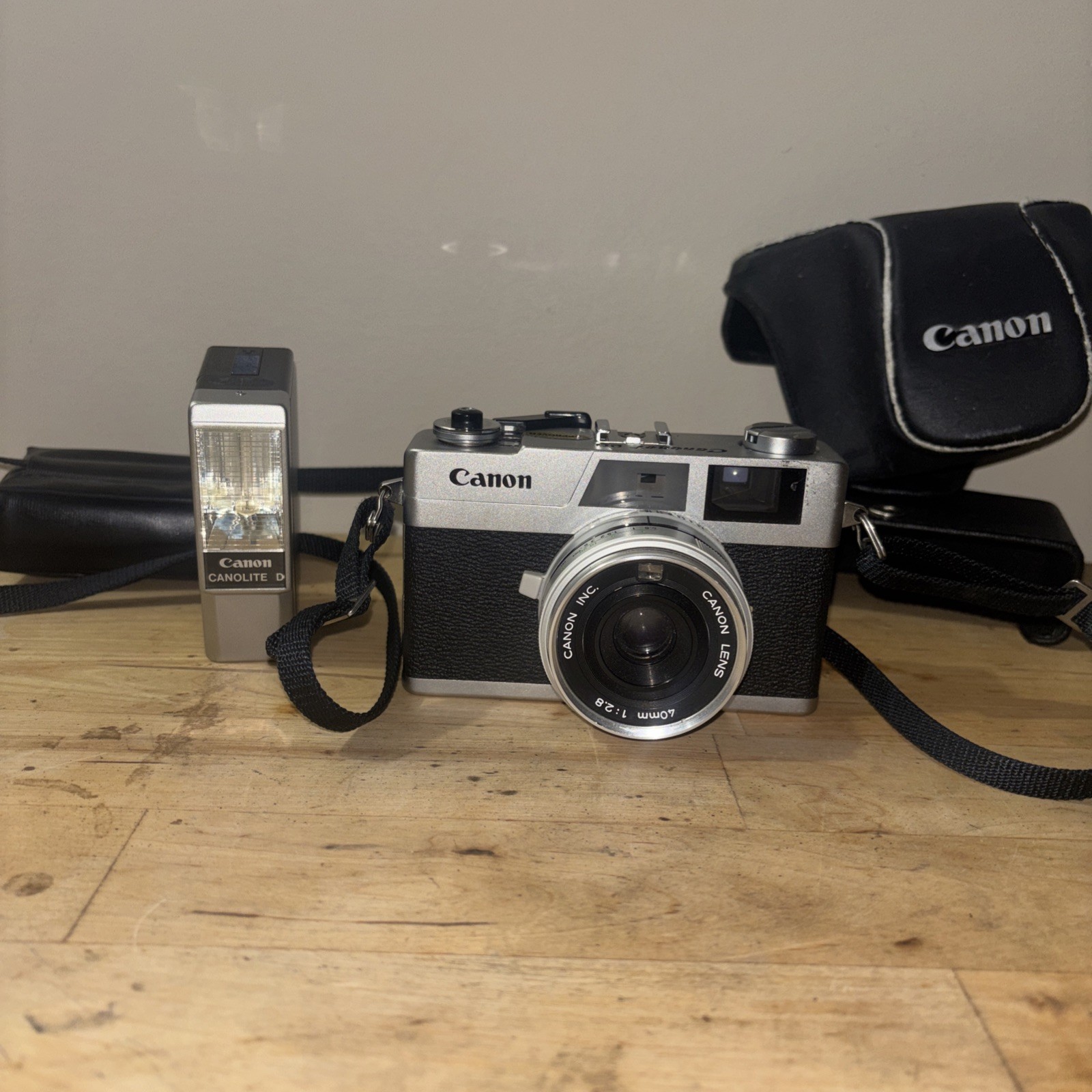Canon Canonet 28 35mm Film Camera w/40mm 1:2.8 lens w/flash and custom case Canon Canonet 28 35mm Film Camera w/40mm 1:2.8 lens w/flash and custom case