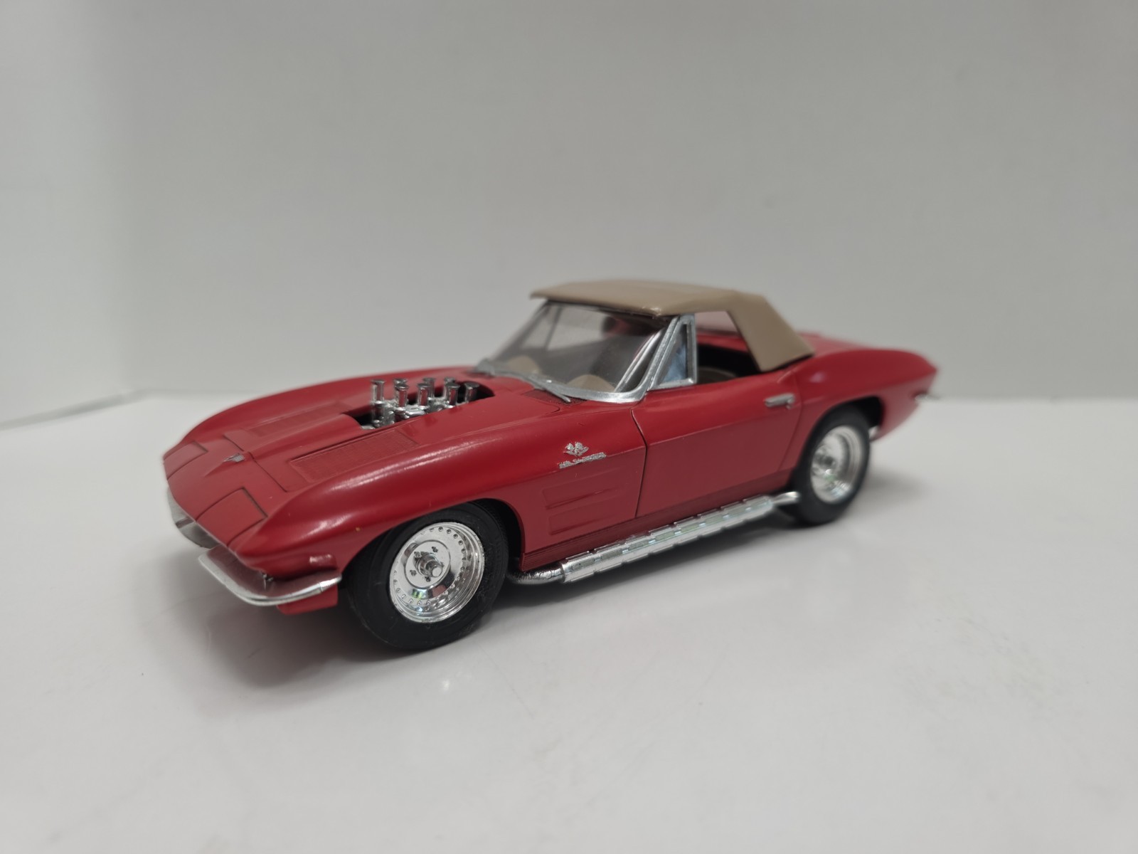 1/25 REVELL MONOGRAM 60S CORVETTE  PLASTIC MODEL KIT *Built Up*