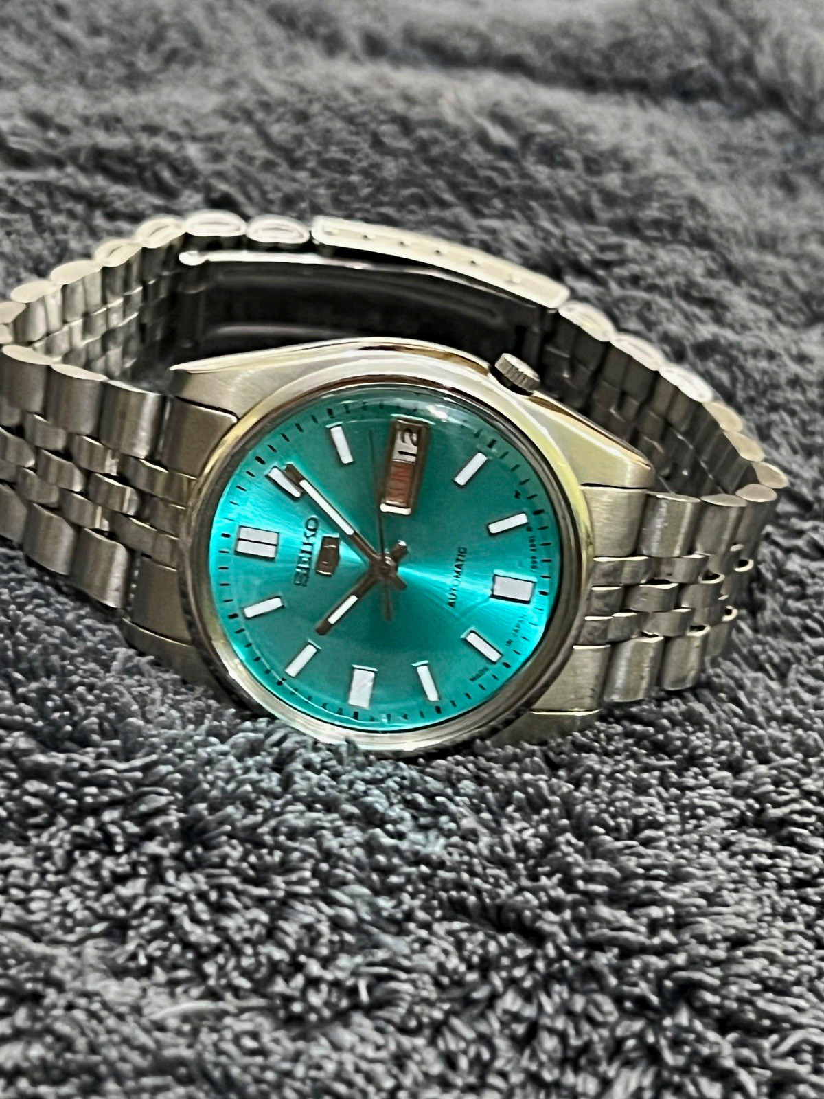 Seiko 5 Automatic Blue Dial Day/Date Fixed Bezel Steel Bracelet Watch Seiko 5 Automatic Blue Dial Day/Date Fixed Bezel Steel Bracelet Watch