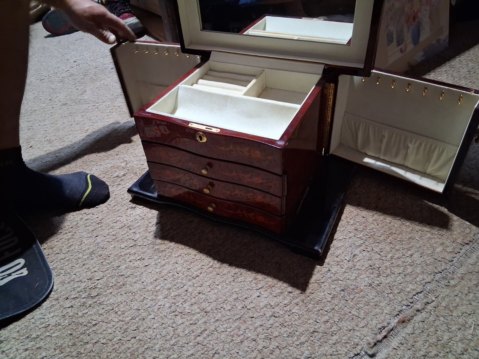 Jere Luxury Roses High Gloss Locking Jewelry Box With Keys