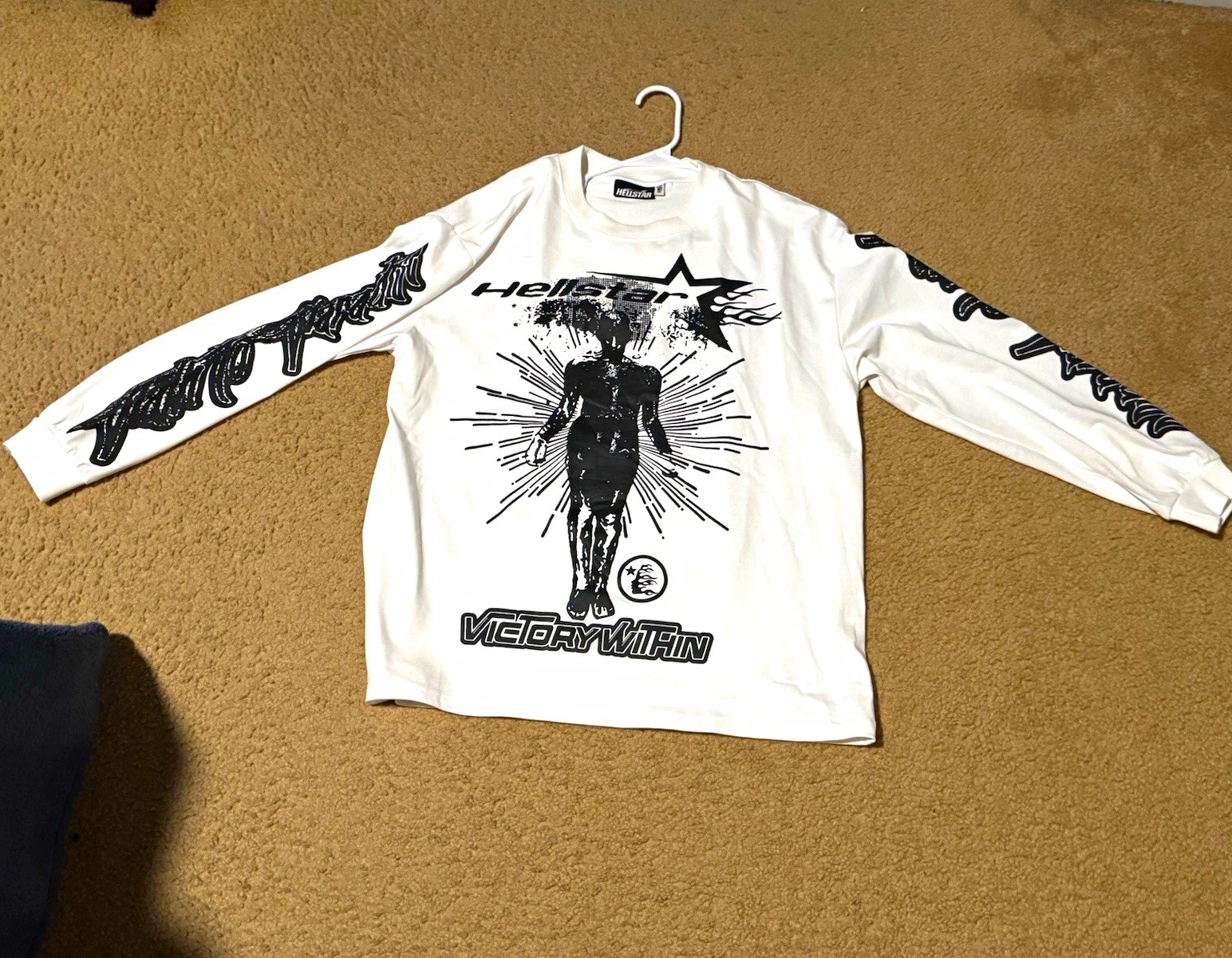 Hellstar Victory Within White Long Sleeve Crew Neck Graphic Print T-Shirt Hellstar Victory Within White Long Sleeve Crew Neck Graphic Print T-Shirt