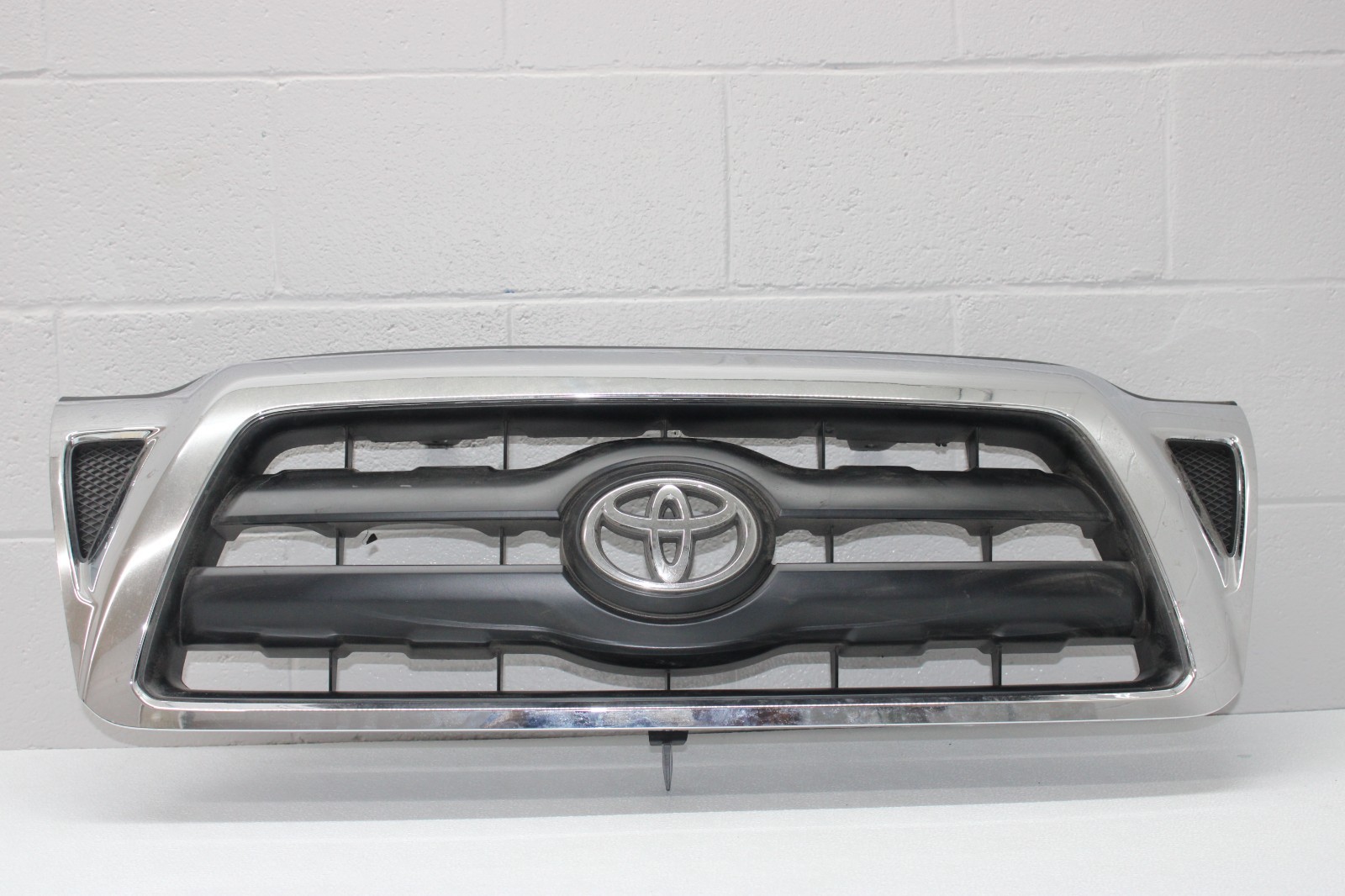 2005 2009 TOYOTA TACOMA FRONT UPPER GRILLE OEM 2005 2009 TOYOTA TACOMA FRONT UPPER GRILLE OEM