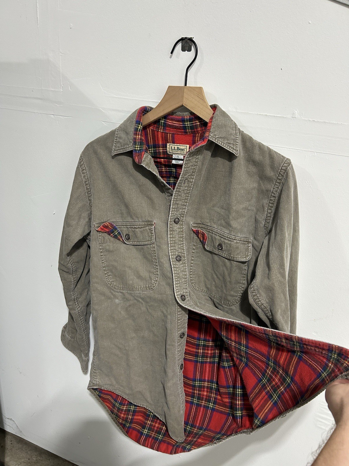 L.L.Bean Men\'s Cotton Woven Button-Up Shirt Gray/Red Plaid Long Sleeve Pockets L.L.Bean Men\'s Cotton Woven Button-Up Shirt Gray/Red Plaid Long Sleeve Pockets