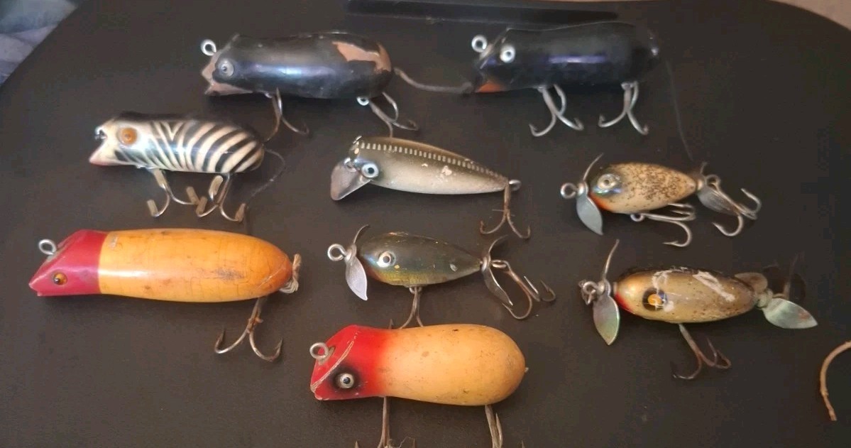 9  VINTAGE WOOD LURES/ SHAKESPEARE/ PAW PAW ? WARRIORS  ETC.