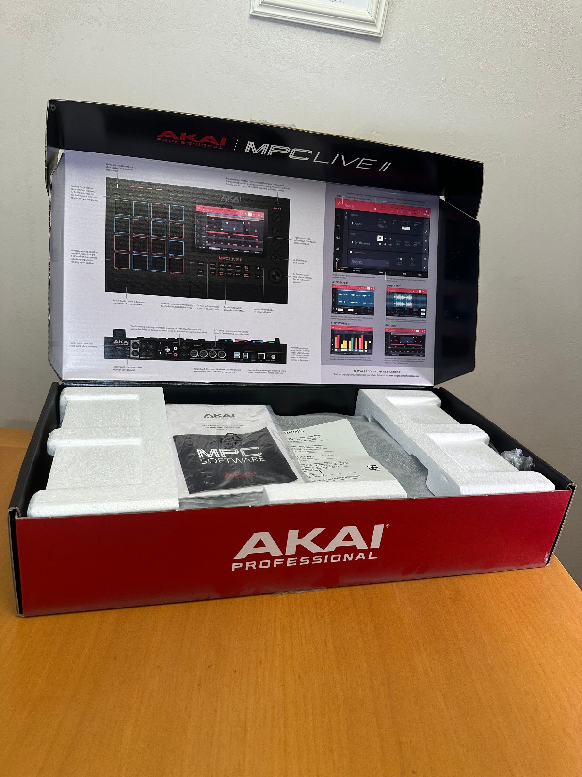 AKAI MPC Live II, Great condition hardly used, Packaging included, 
