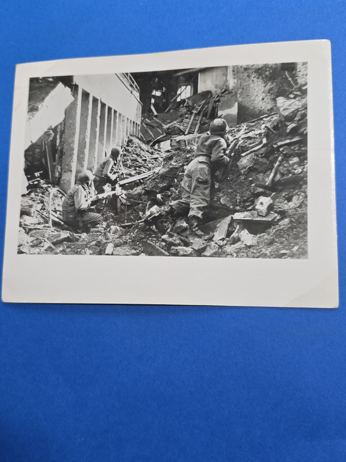WWII Combat Action Photo Urban Rubble Fighting Soldiers Battle Scene Photo 5x4