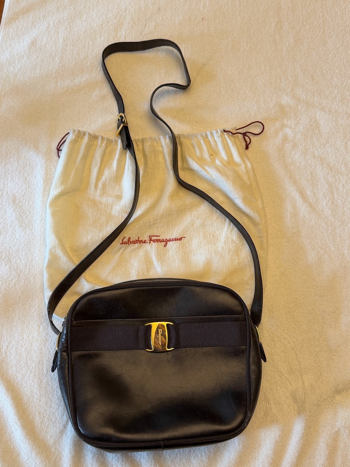 Vintage Ferragamo black womens crossbody bag, A21 6677.
