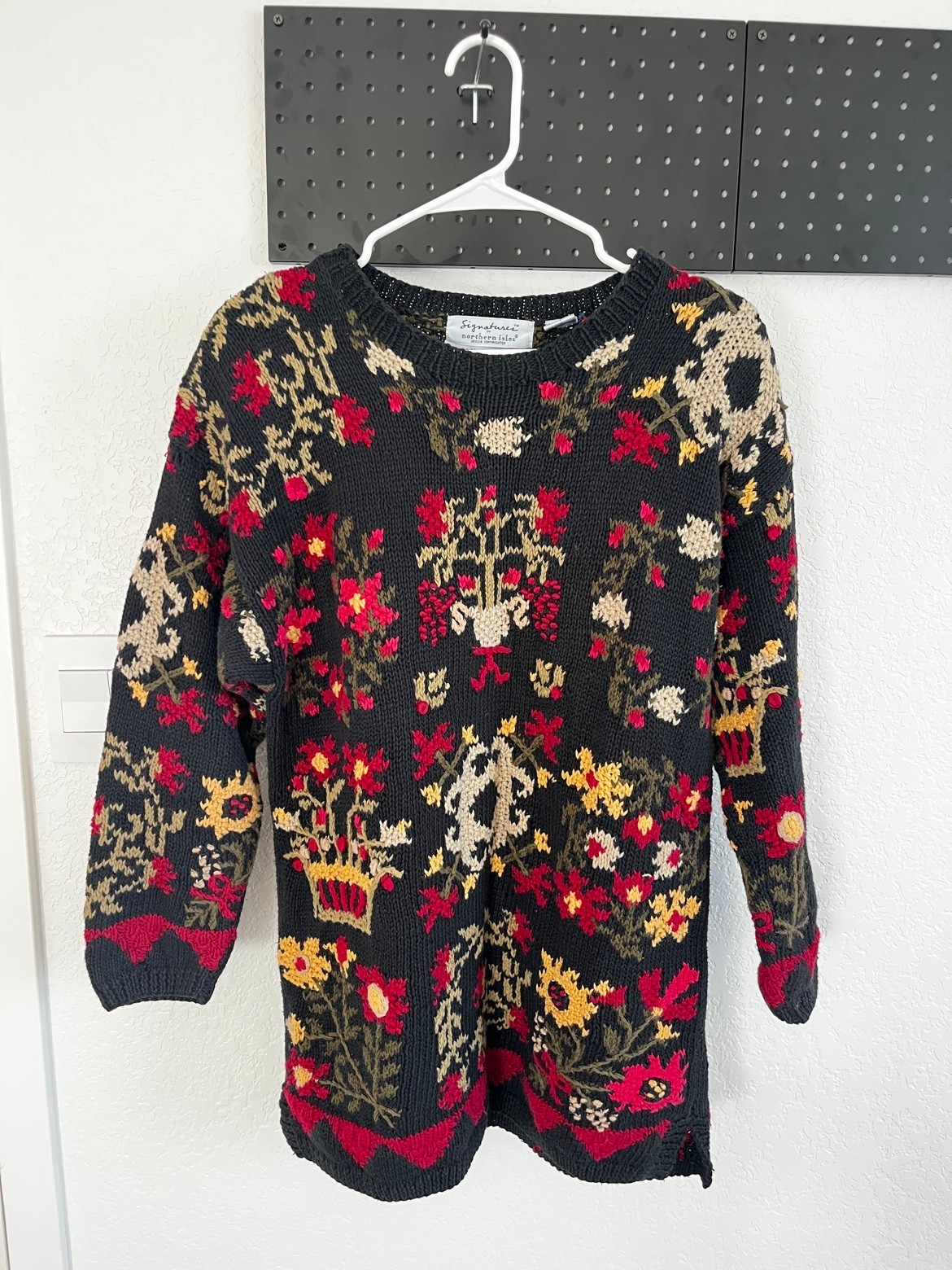 Vintage Hand-Knit Floral Sweater Northern Isles Black Red Cream Fits M/L