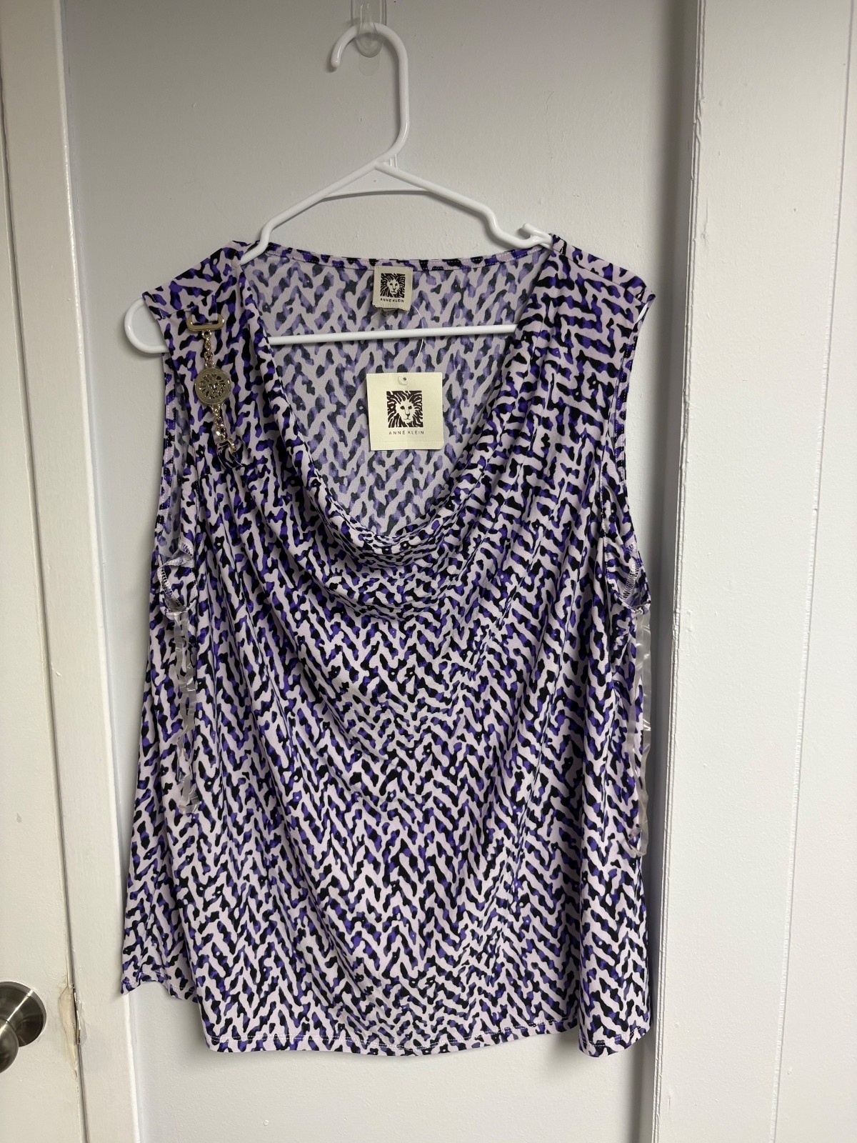 Anne Klein Purple Multi Sleeveless Blouse with Gold Chain Detail Size 1X Anne Klein Purple Multi Sleeveless Blouse with Gold Chain Detail Size 1X