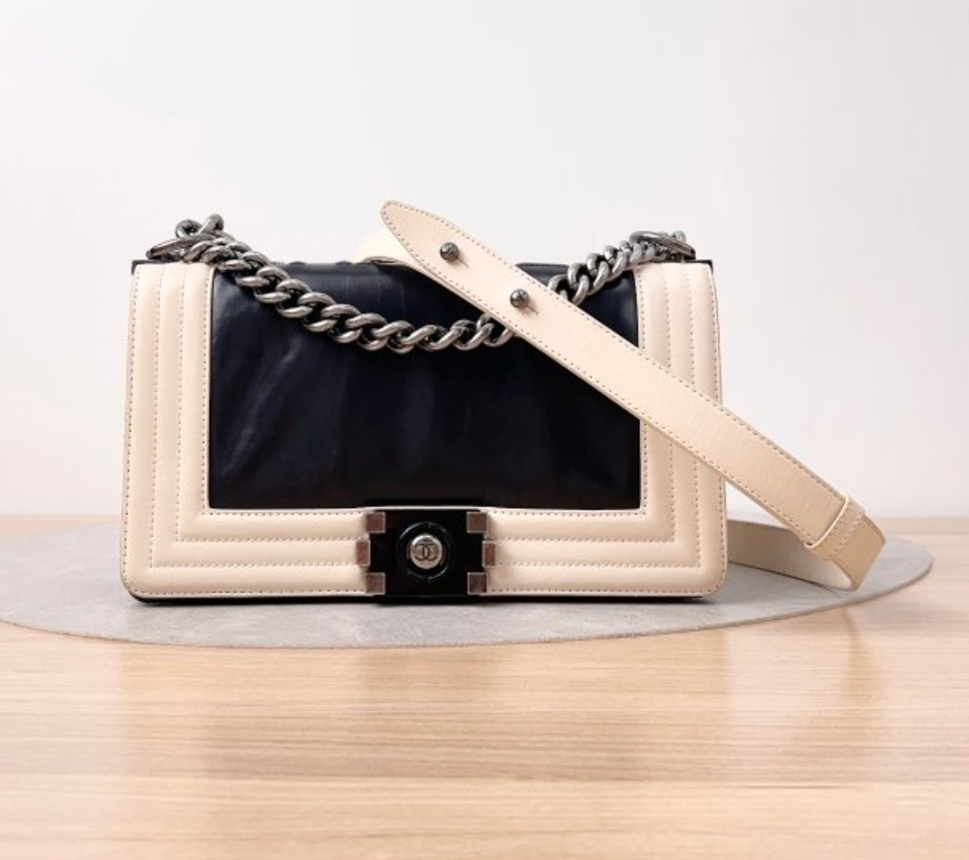 Chanel Boy Medium Black Beige Leather Silver HW Shoulder Bag Preowned Authentic Chanel Boy Medium Black Beige Leather Silver HW Shoulder Bag Preowned Authentic