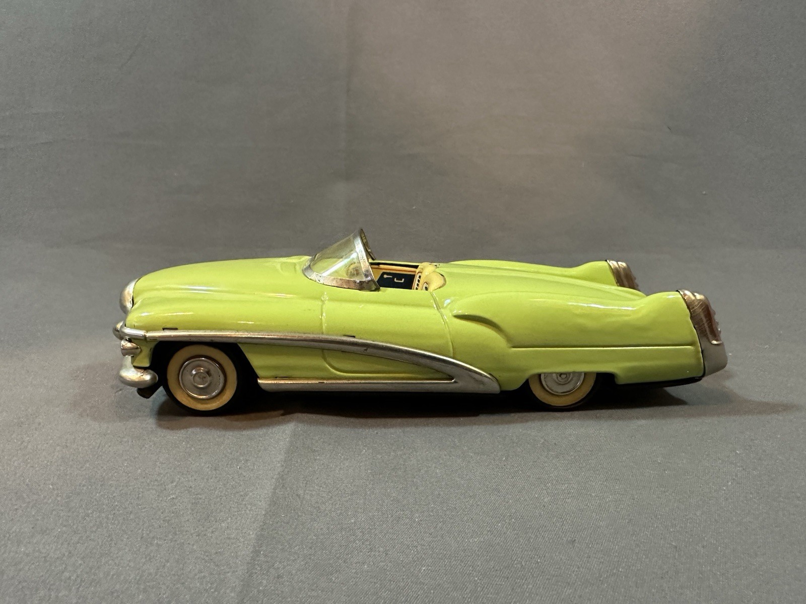 Vintage  TIN Toy Car Yonezawa FRICTION 1951 BUICK LESABRE SHOW CAR Japan