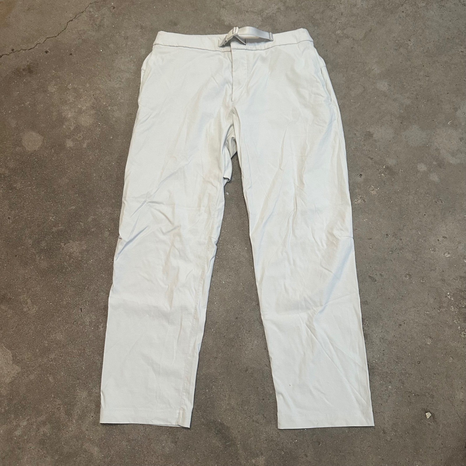 Lululemon Relaxed Fit Belted Stretch Pants Mens 32x28 Ivory Technical LM5ACTS