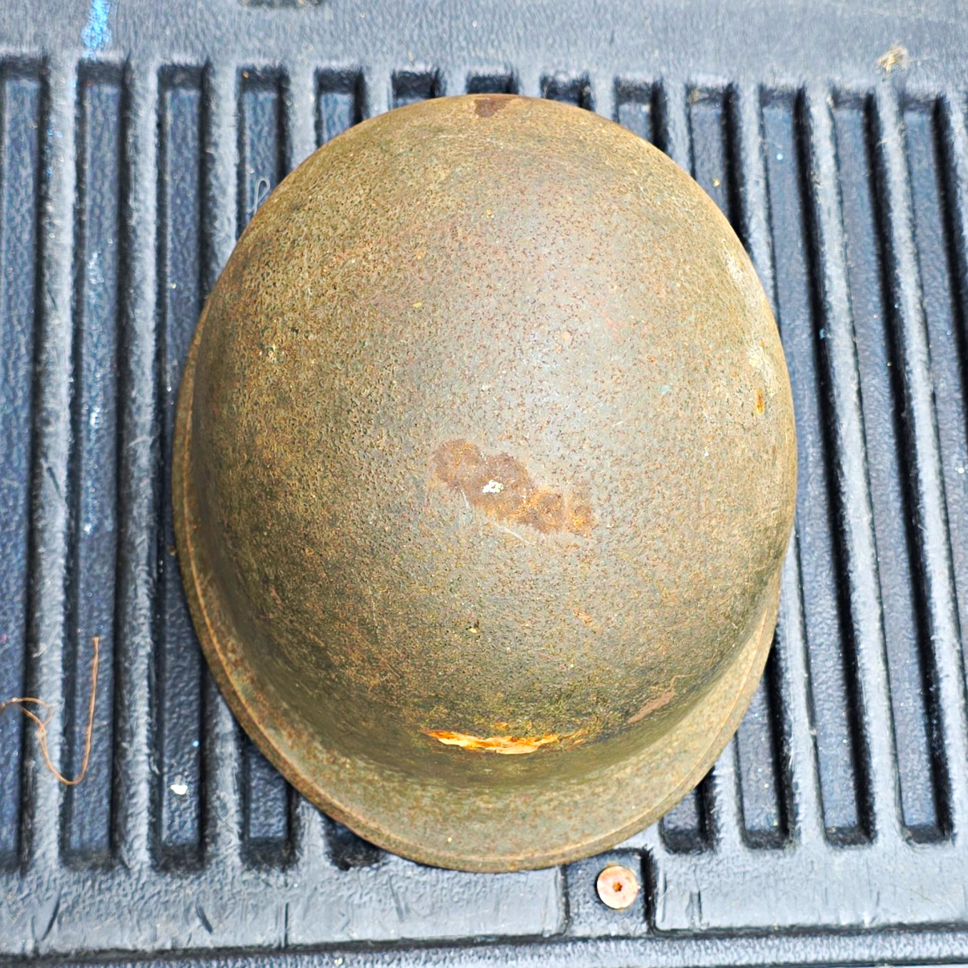 ORIGINAL WWII US ARMY M1 HELMET, FRONT SEAM, ORIGINAL PAINT ORIGINAL WWII US ARMY M1 HELMET, FRONT SEAM, ORIGINAL PAINT