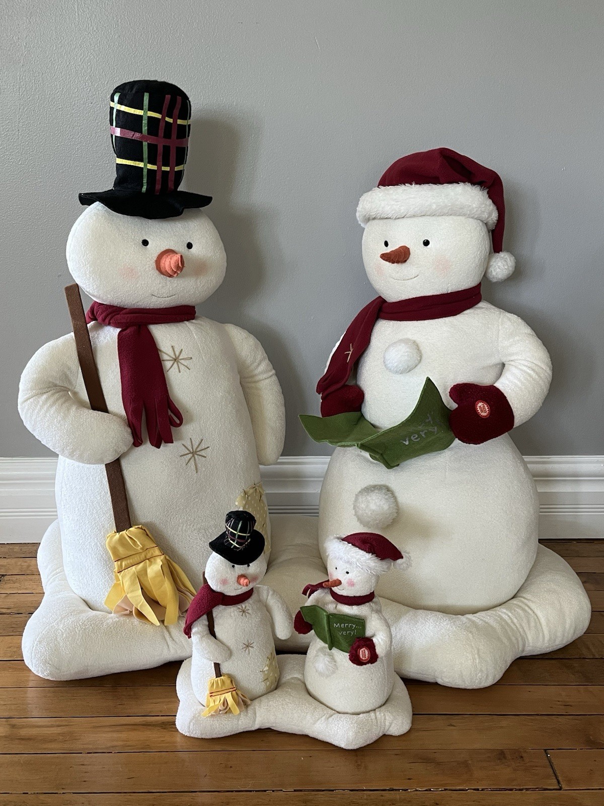 2003 Hallmark Store Display Jingle Pals Mr and Mrs Snowman Sings Plush XL Rare 2003 Hallmark Store Display Jingle Pals Mr and Mrs Snowman Sings Plush XL Rare