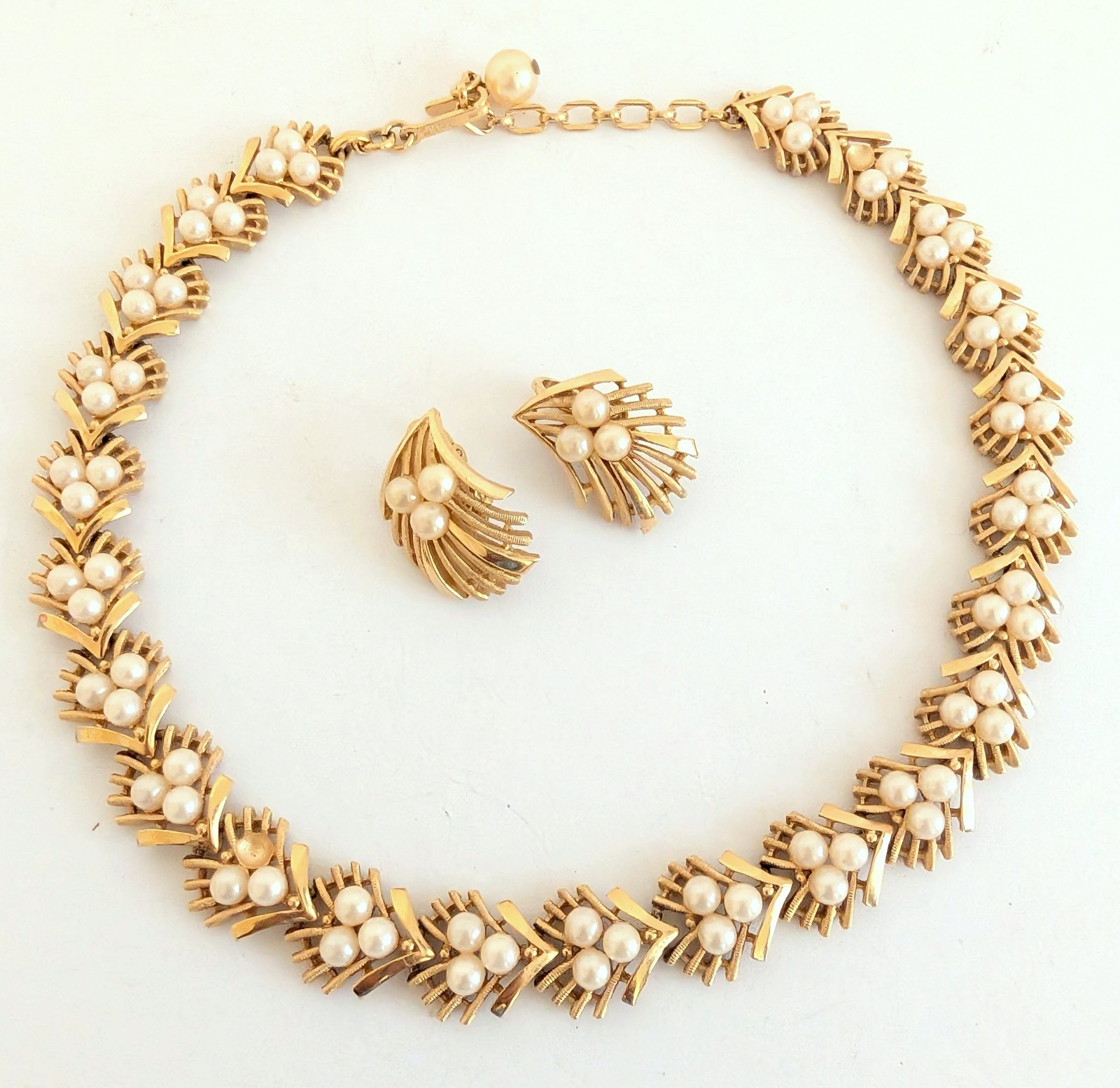 Beautiful Vintage Crown Trifari Gold Tone Faux Pearl Necklace & Earrings Beautiful Vintage Crown Trifari Gold Tone Faux Pearl Necklace & Earrings