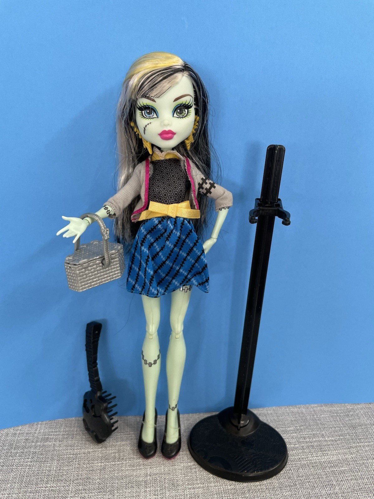 2014 Mattel Frankie Stein Picnic Casket Monster High Doll: Bratz Era 2014 Mattel Frankie Stein Picnic Casket Monster High Doll: Bratz Era