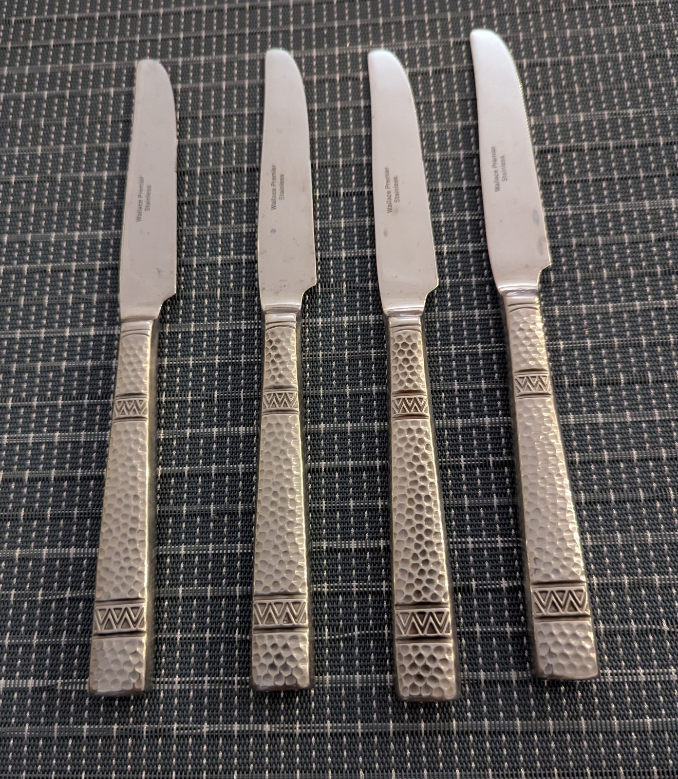 Set Of 4 Wallace CHEYENNE Dinner Knives Hammered 18/10 Stainless Flatware Set Of 4 Wallace CHEYENNE Dinner Knives Hammered 18/10 Stainless Flatware