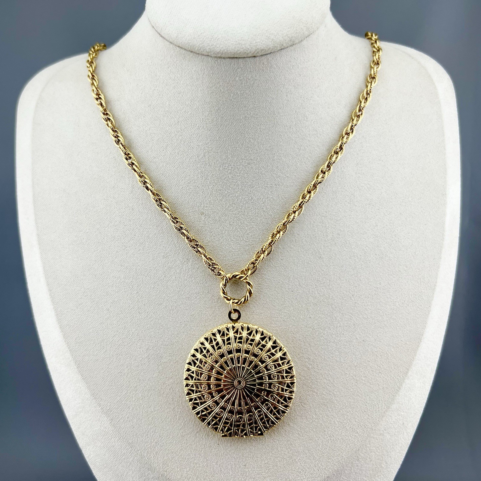 Vintage 1928 Jewelry Locket Necklace Filigree Round Pendant Gold Tone 27”