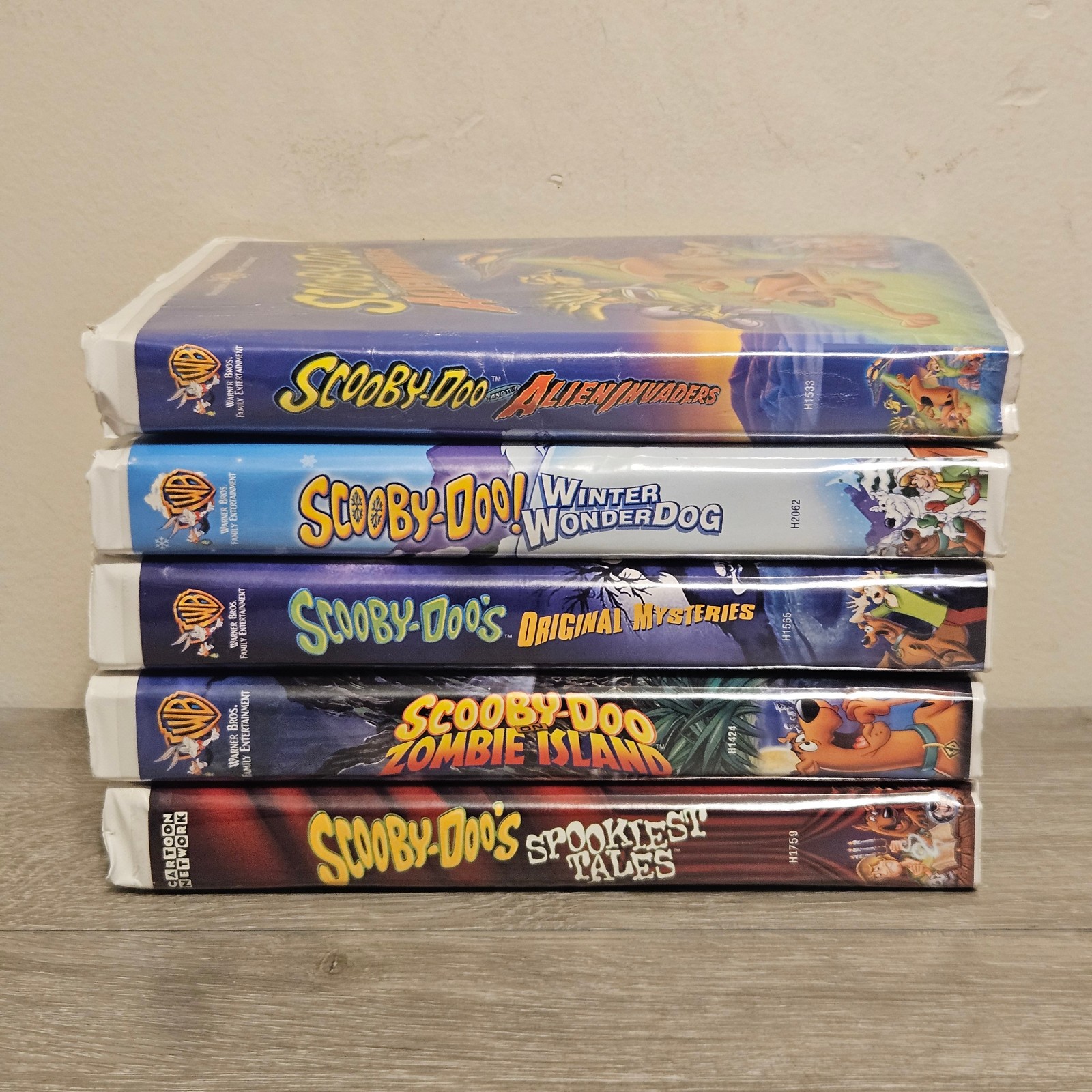 Scooby Doo Lot of (5) Vintage Clamshell VHS tapes Alien Invaders, Zombie Island Scooby Doo Lot of (5) Vintage Clamshell VHS tapes Alien Invaders, Zombie Island