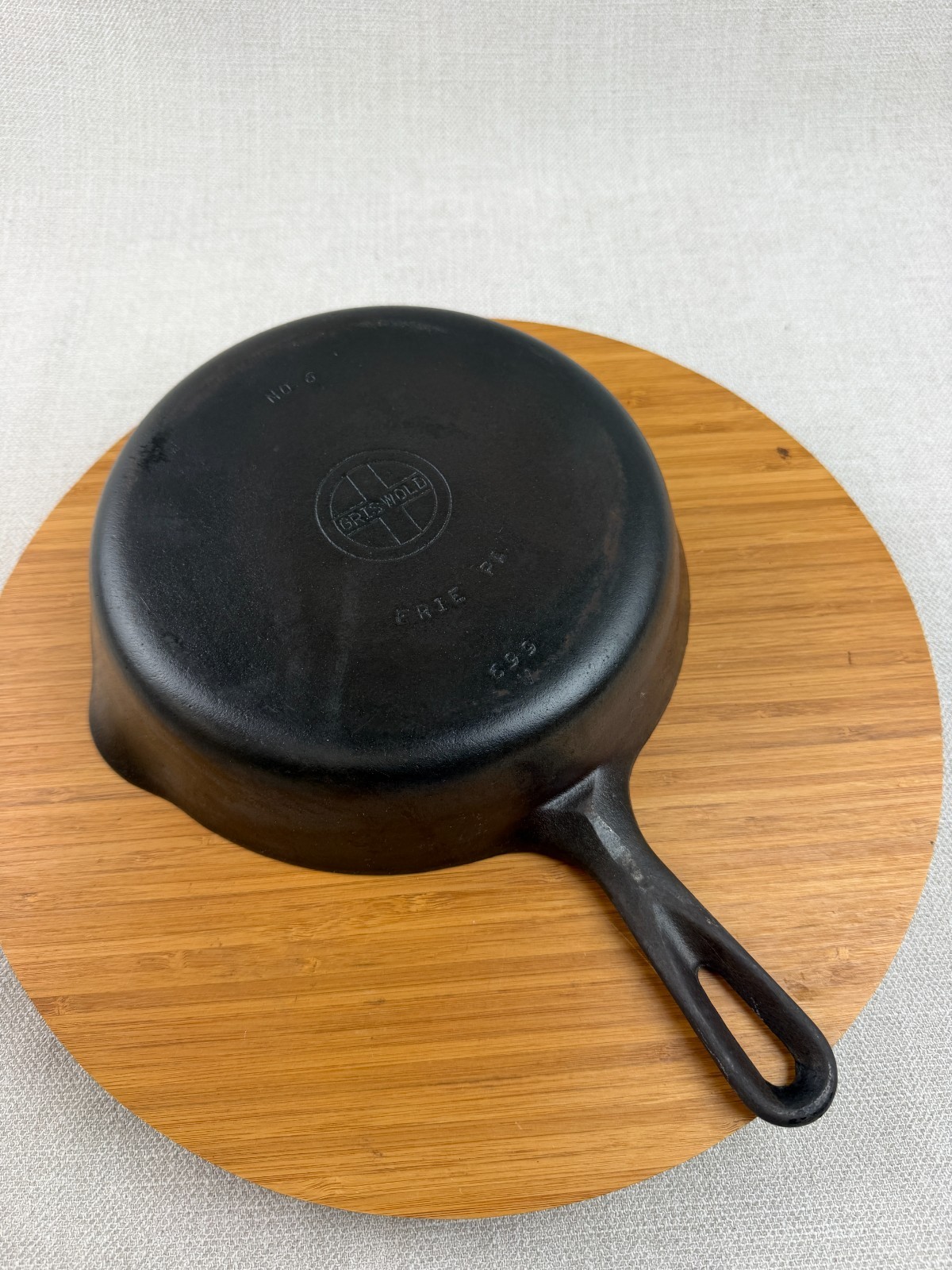 Vintage Griswold #6 Cast Iron Skillet 699 V Small Logo LAYS FLAT Double Pour 9”