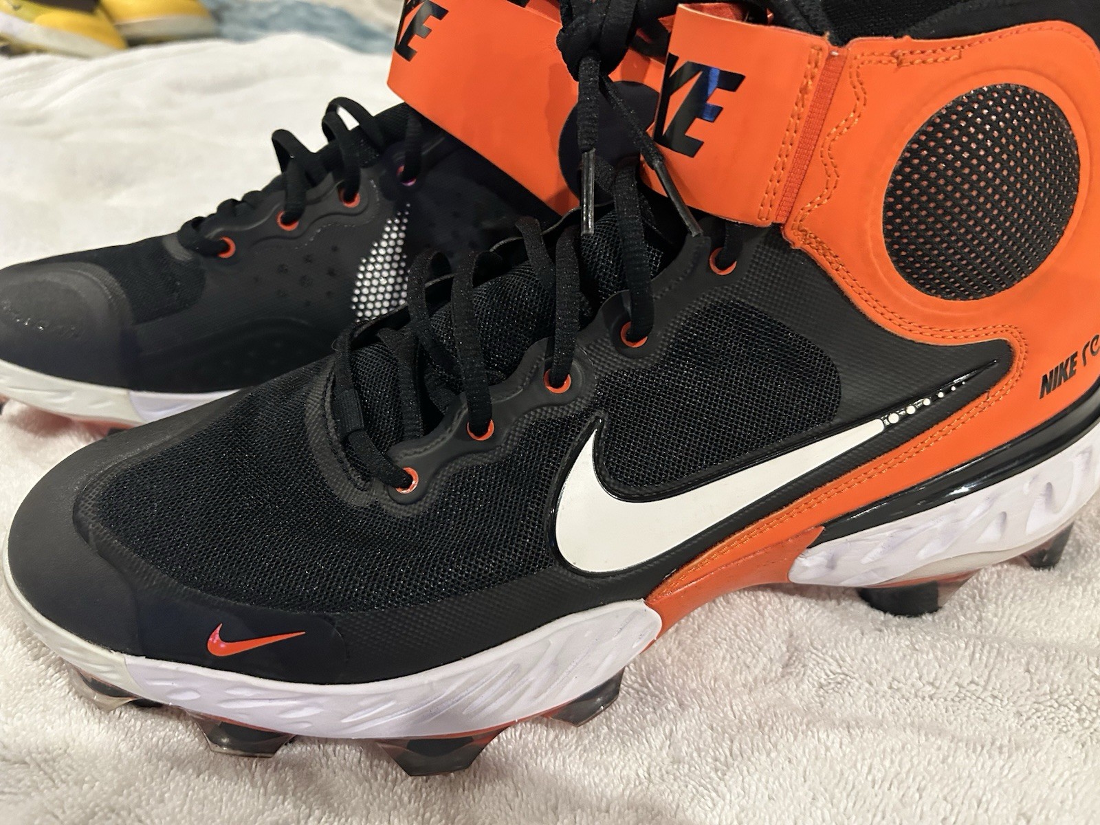 nike alpha huarache elite 4 mid baseball cleats