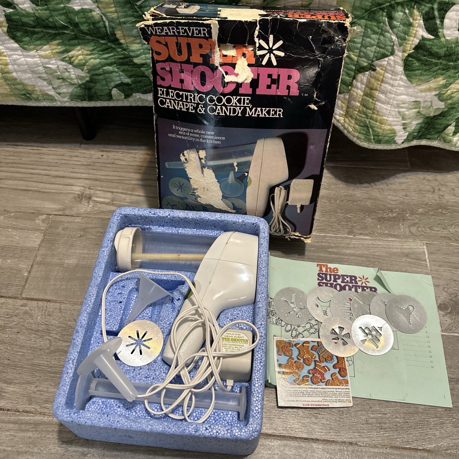 Vintage Wear-Ever Super Shooter Electric Cookie Press 70001 Works 