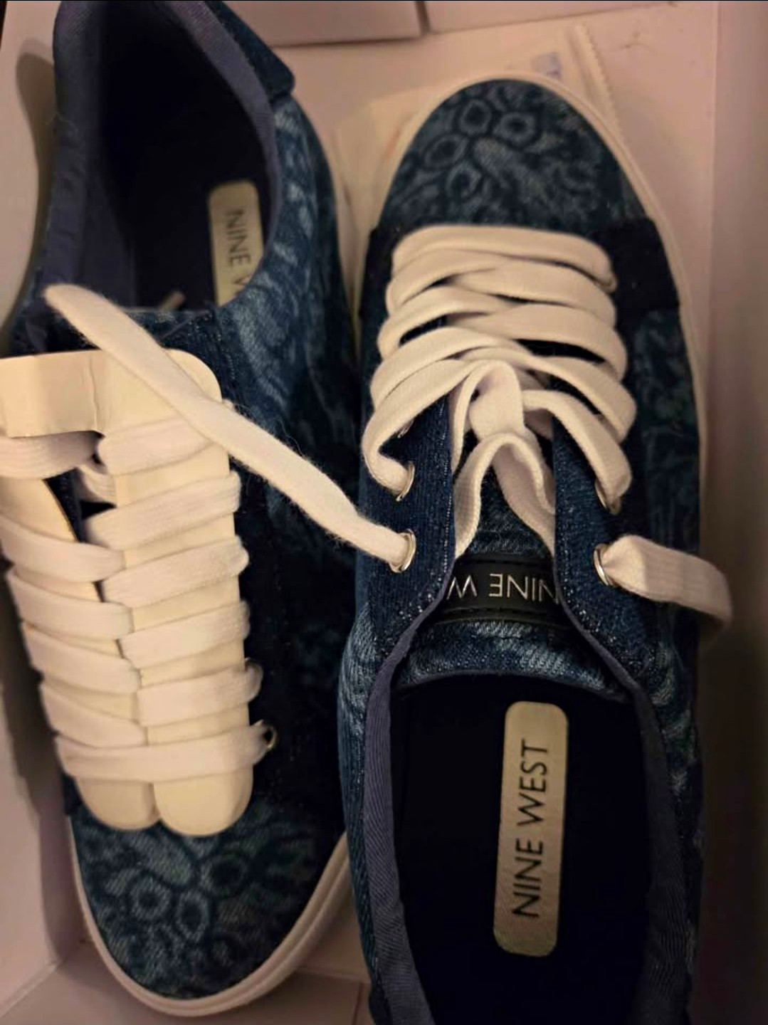 Nine West Layna Women\'s Lace Up Sneakers Dark Blue Floral Print, 8.5, NIB Nine West Layna Women\'s Lace Up Sneakers Dark Blue Floral Print, 8.5, NIB