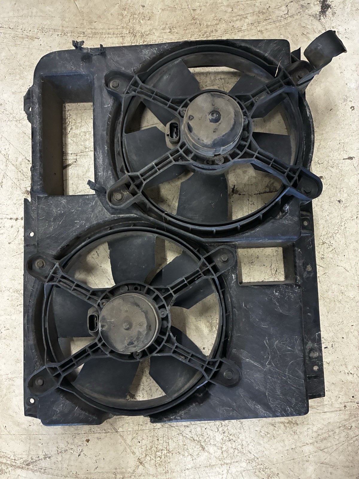 1990-1996 Chevrolet Corvette Radiator Fan Motor Fan Assembly Fits DAMAGED