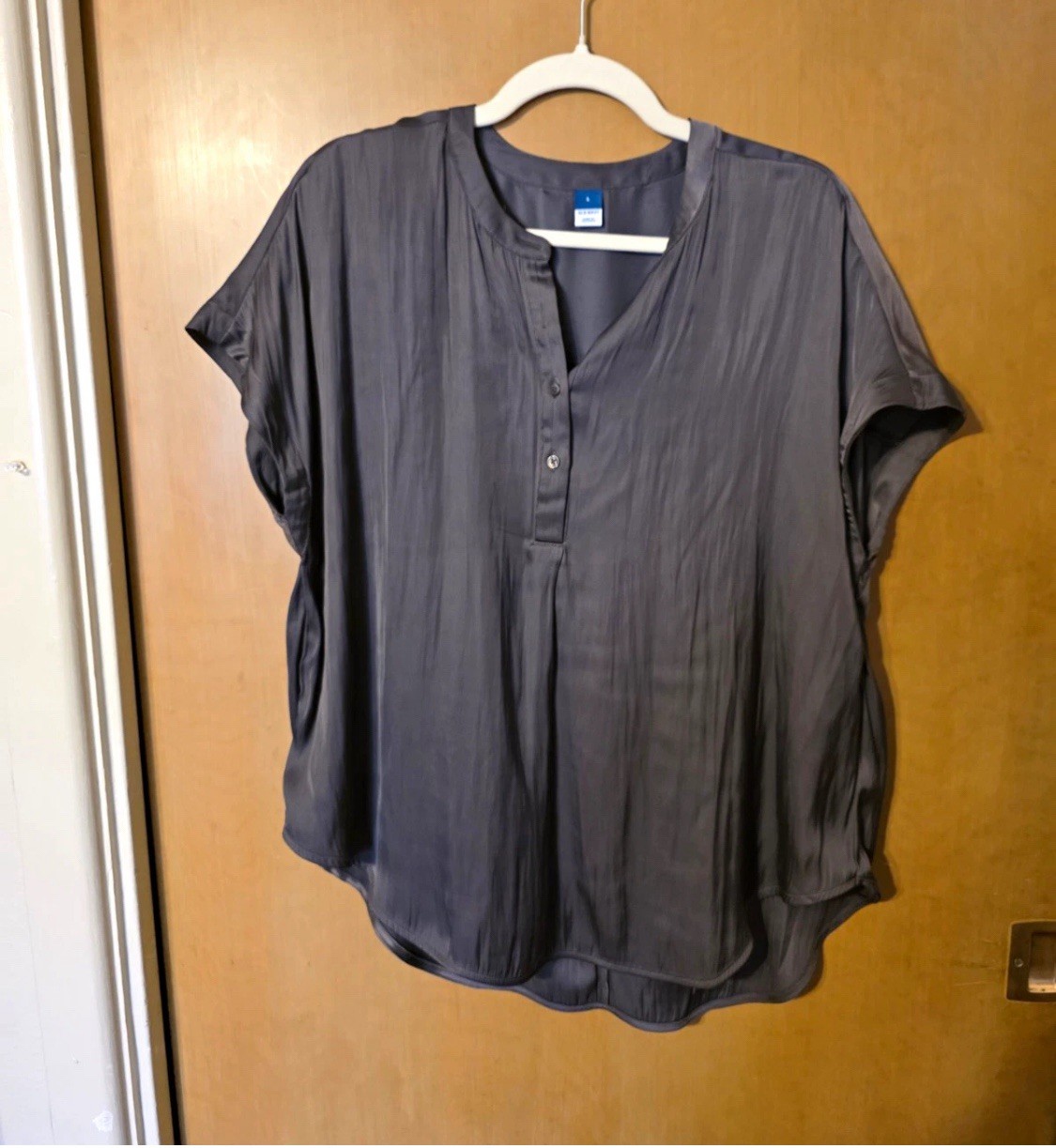 Women’s L Gray Solid Button Front Short Sleeve Blouse . Women’s L Gray Solid Button Front Short Sleeve Blouse .