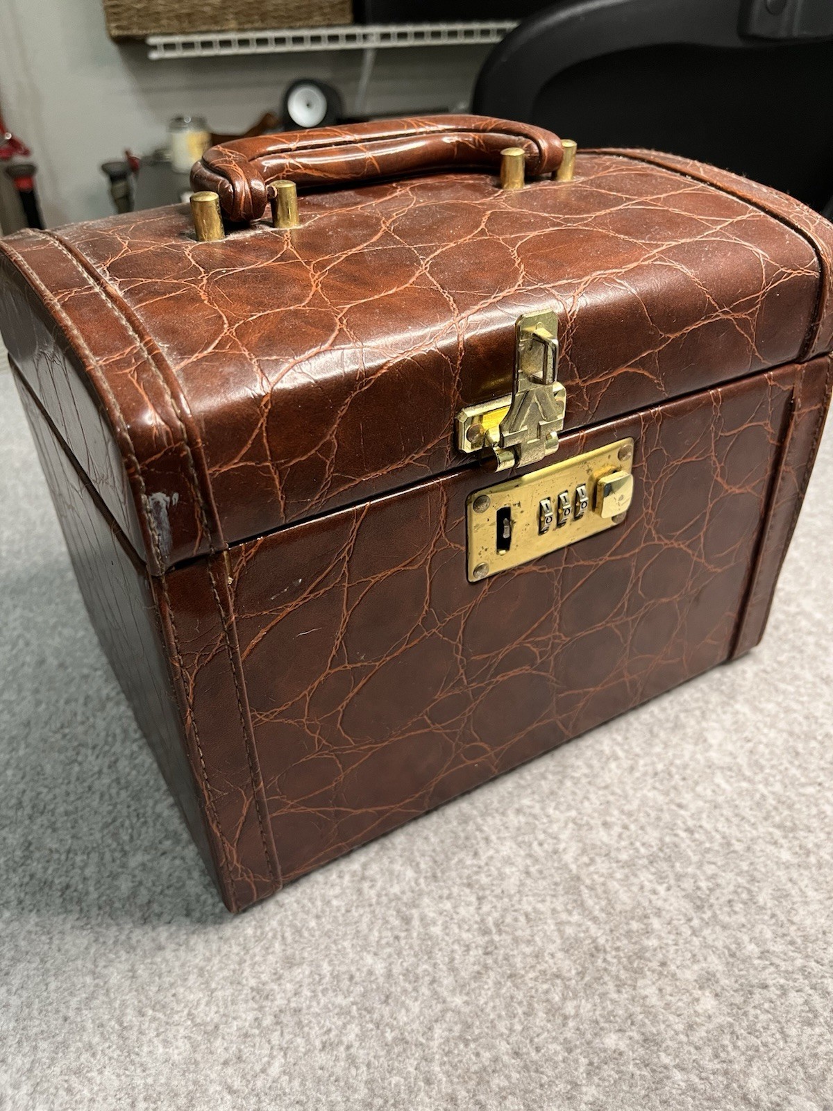 Vintage Dillard’s Bentony Brown Alligator Textured Train Case Mirror Lock Vintage Dillard’s Bentony Brown Alligator Textured Train Case Mirror Lock